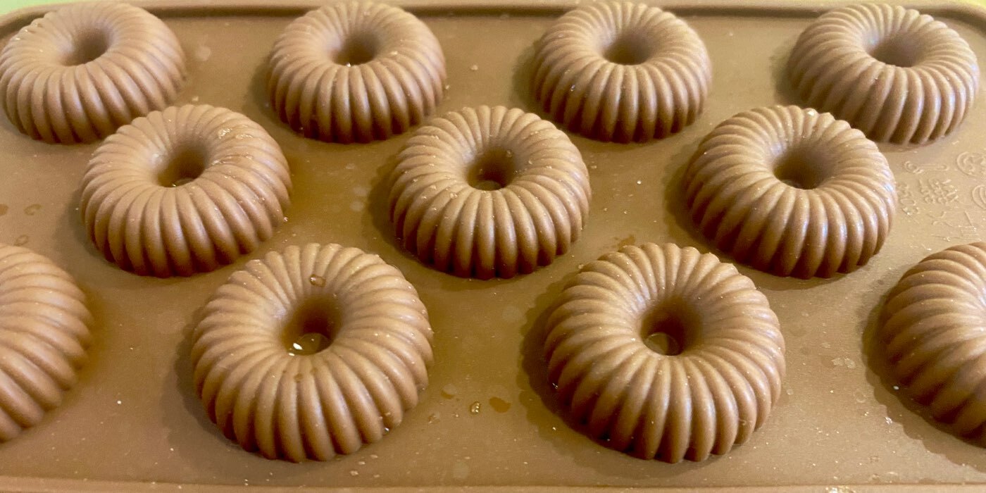 Фотография покупателя товара Форма для шоколада Доляна «Пончики», силикон, 15.5×1.3 см, 7 ячеек, МИКС - Фото 4