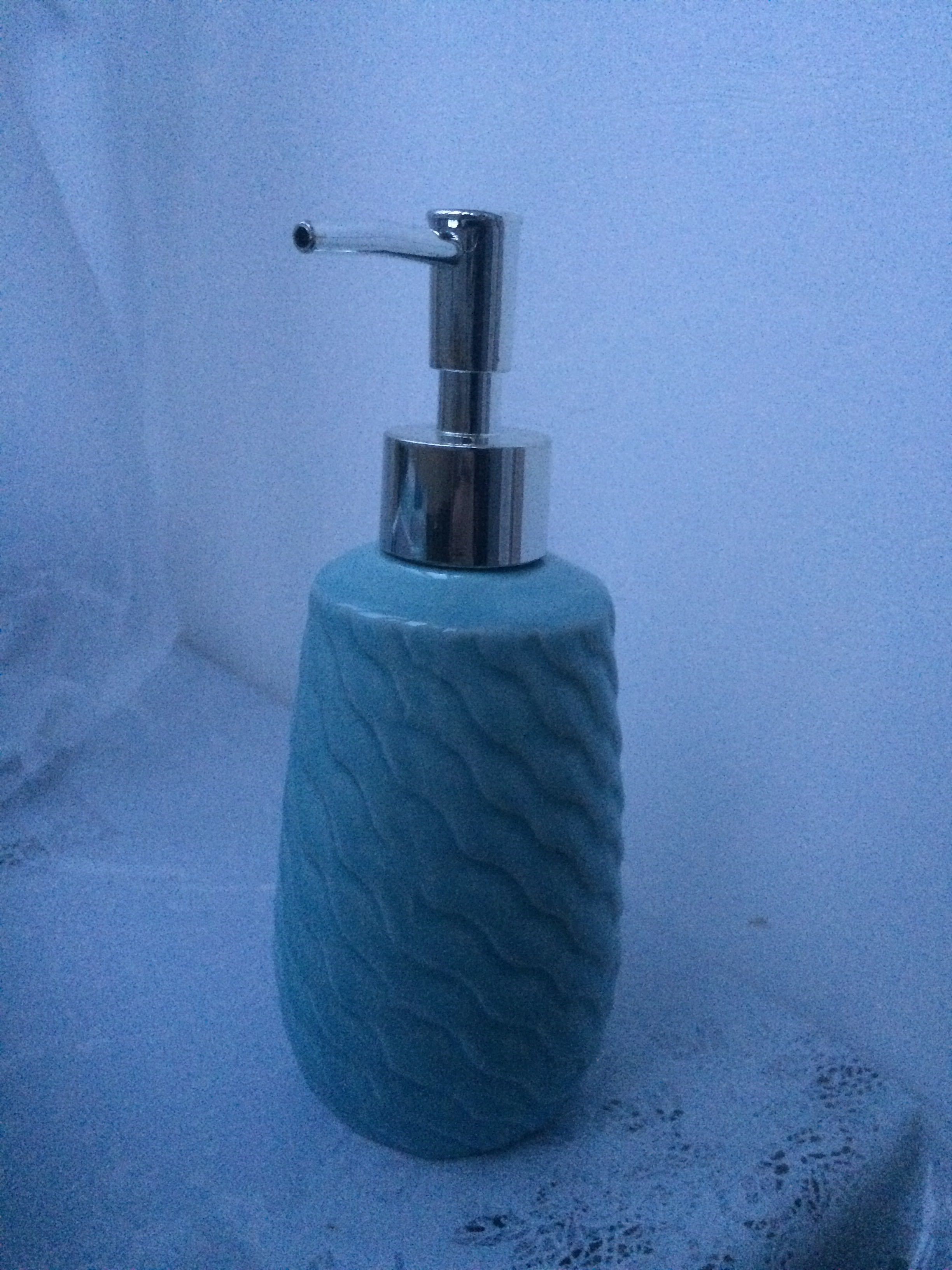 Фотография покупателя товара Набор аксессуаров для ванной комнаты Доляна «Волны», 4 предмета (дозатор 400 мл, мыльница, 2 стакана), цвет голубой - Фото 2