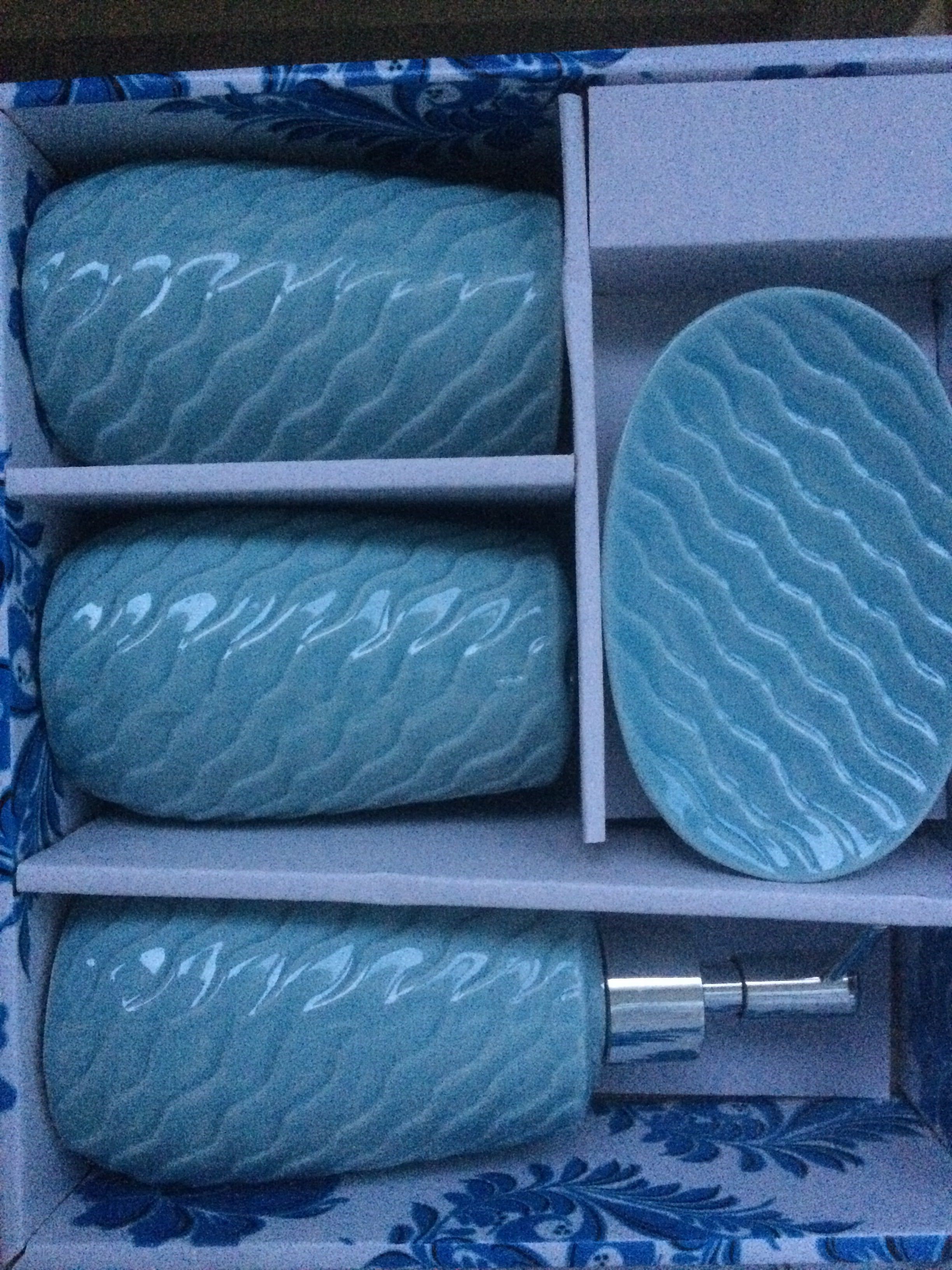 Фотография покупателя товара Набор аксессуаров для ванной комнаты Доляна «Волны», 4 предмета (дозатор 400 мл, мыльница, 2 стакана), цвет голубой - Фото 3