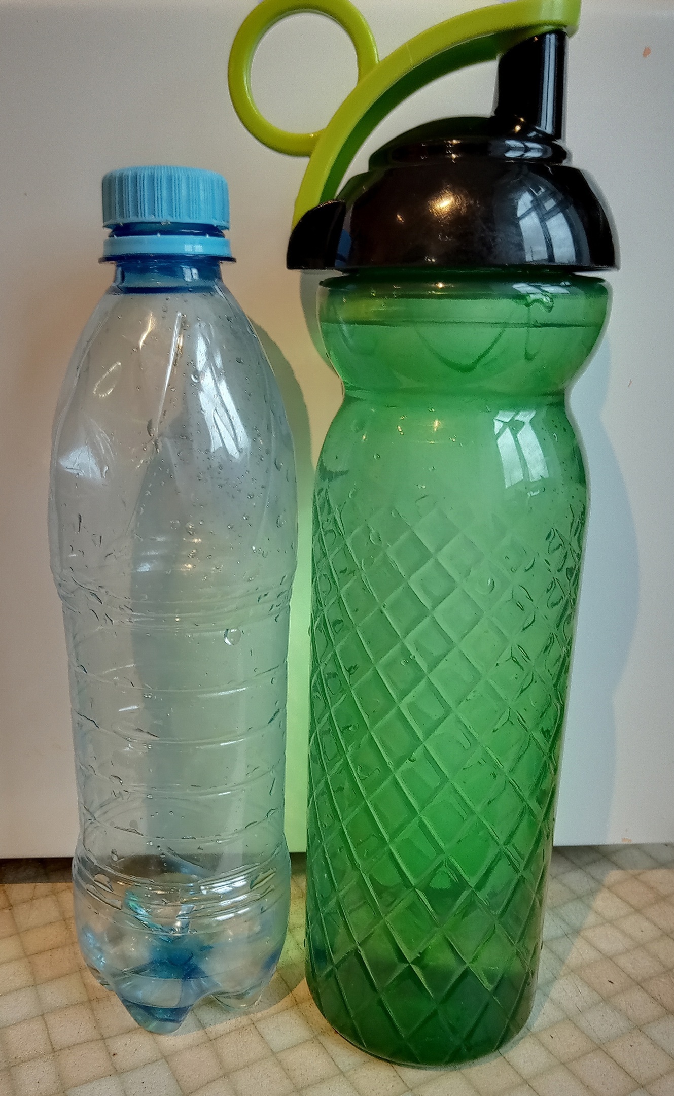 Фотография покупателя товара Бутылка для воды пластиковая, 680 мл, цвет МИКС