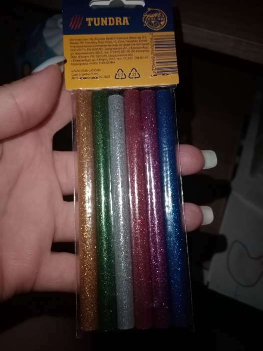 Фотография покупателя товара Клеевые стержни ТУНДРА, 7 х 100 мм, разноцветные с блестками, 6 шт.