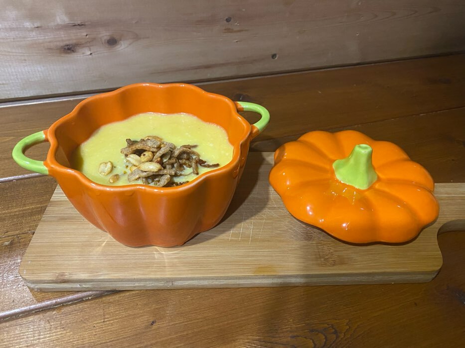 Фотография покупателя товара Горшочек из жаропрочной керамики для запекания «Тыква», 650 мл, 18,5×14×11 см, посуда для Хэллоуина, цвет оранжевый - Фото 2