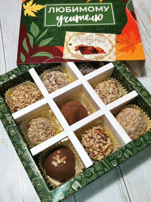 Фотография покупателя товара Коробка под 9 конфет с ячейками, кондитерская упаковка, «Любимому учителю» 14,5 х 14,5 х 3,5 см - Фото 3