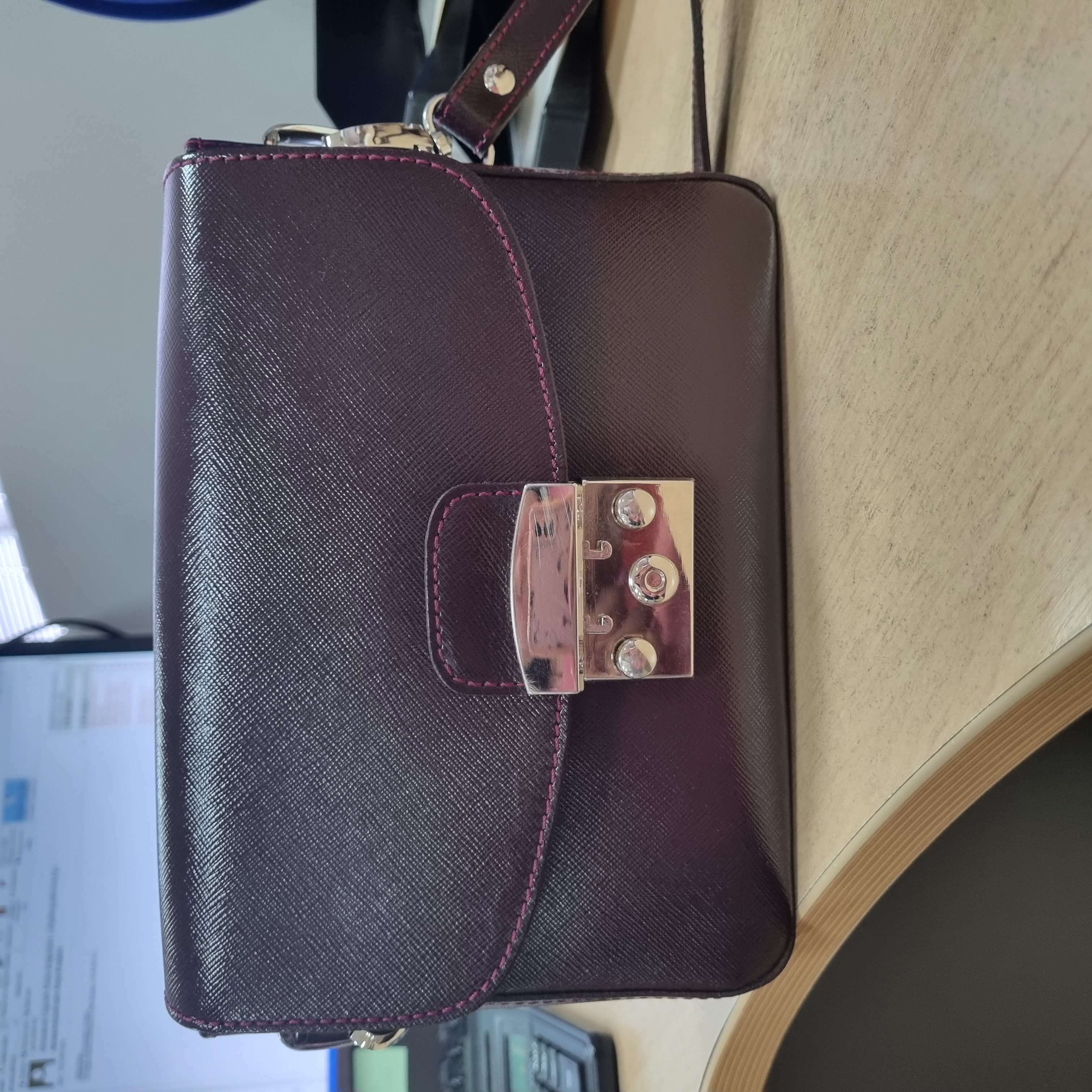 Фотография покупателя товара Сумка-мессенджер на клапане, наружный карман, цвет бордовый