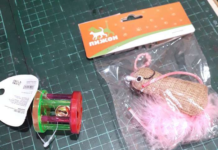 Фотография покупателя товара Мягкая игрушка для кошек с кошачьей мятой и пуховым хвостом "Гусеница", розовая