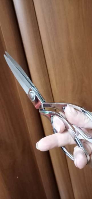 Фотография покупателя товара Набор ножниц подарочный: закройные ножницы 9", 23,5 см, ножницы вышивальные «Цапельки» 3,7", 9,5 см, цвет серебряный - Фото 6