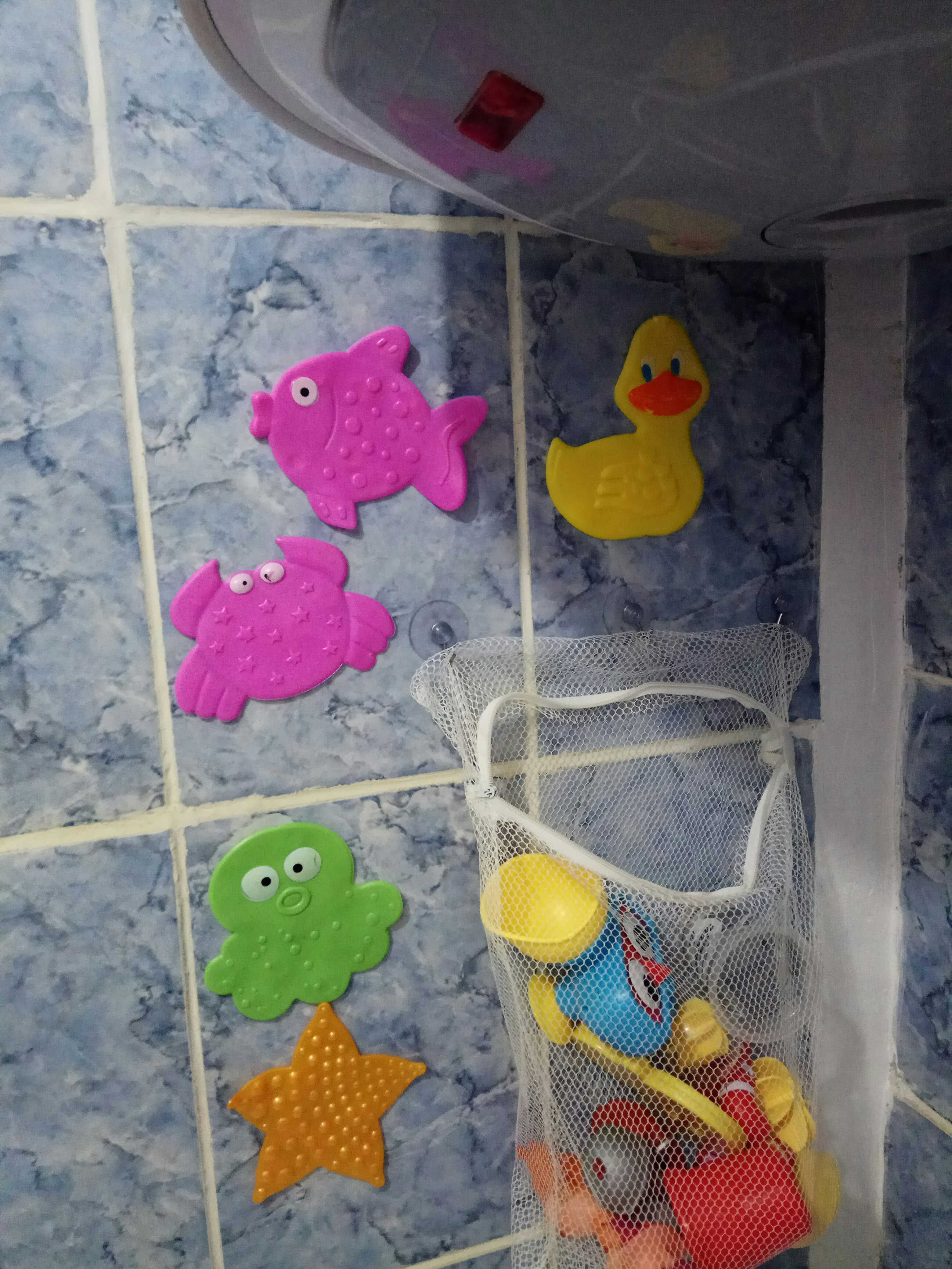 Фотография покупателя товара Набор мини-ковриков для ванны на присосках Доляна «Звезда», 10×10 см, 6 шт, цвет МИКС - Фото 2