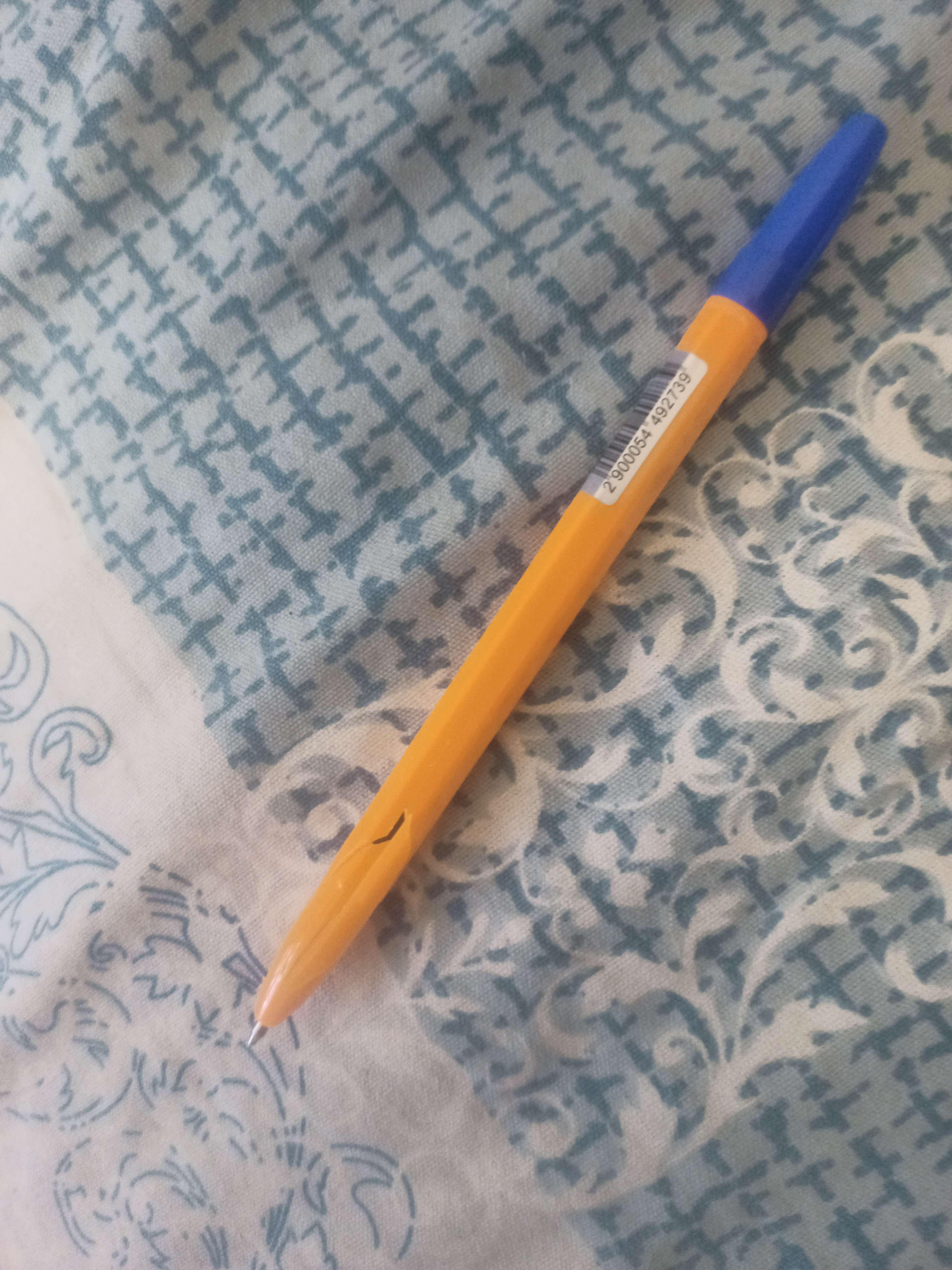 Фотография покупателя товара Ручка шариковая 0,7 мм, стержень синий, корпус оранжевый с синим колпачком