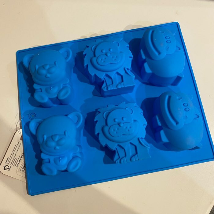 Фотография покупателя товара Форма для выпечки Доляна «Животные», силикон, 24×20 см, 6 ячеек (6,5×4,5 см), цвет МИКС