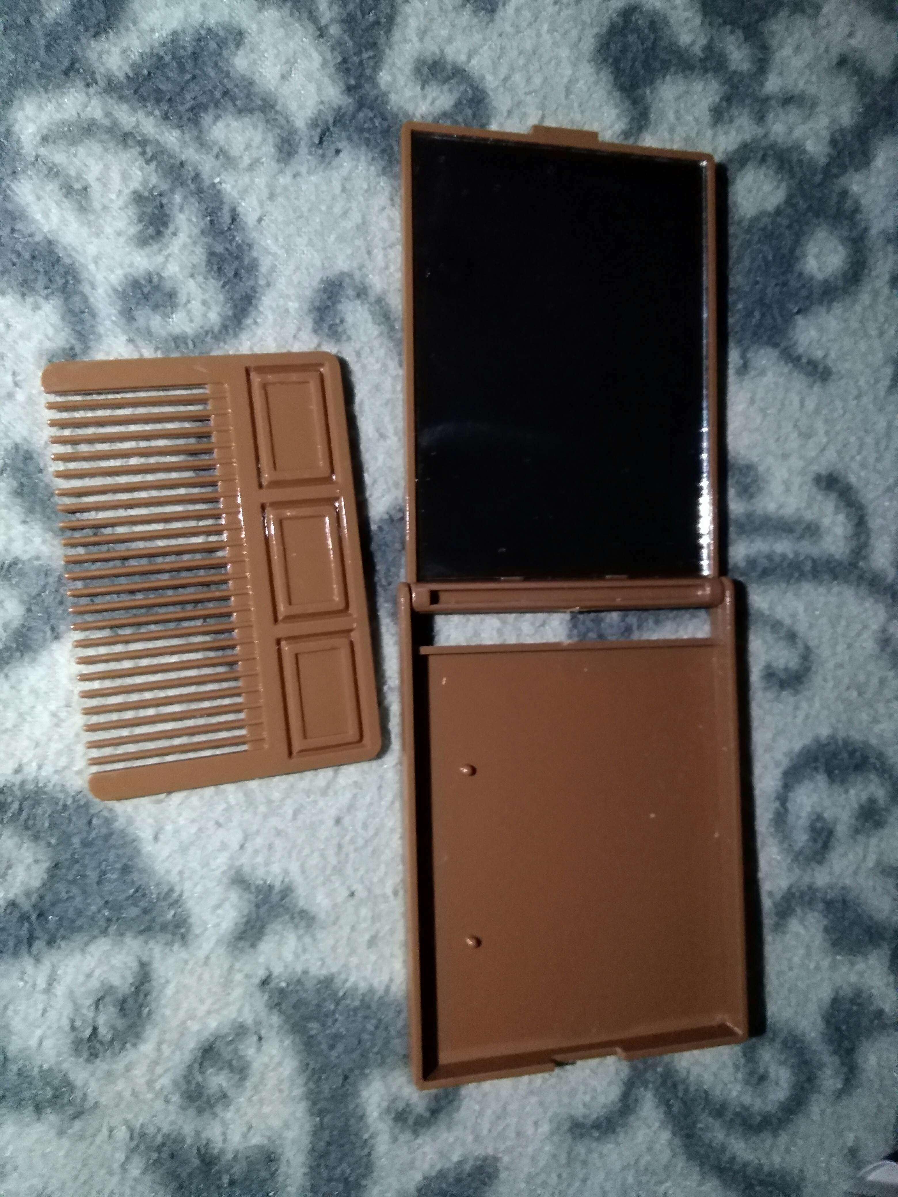 Фотография покупателя товара Зеркало складное «Шоколадное чудо», с расчёской, 8,5 × 6 см, цвет МИКС