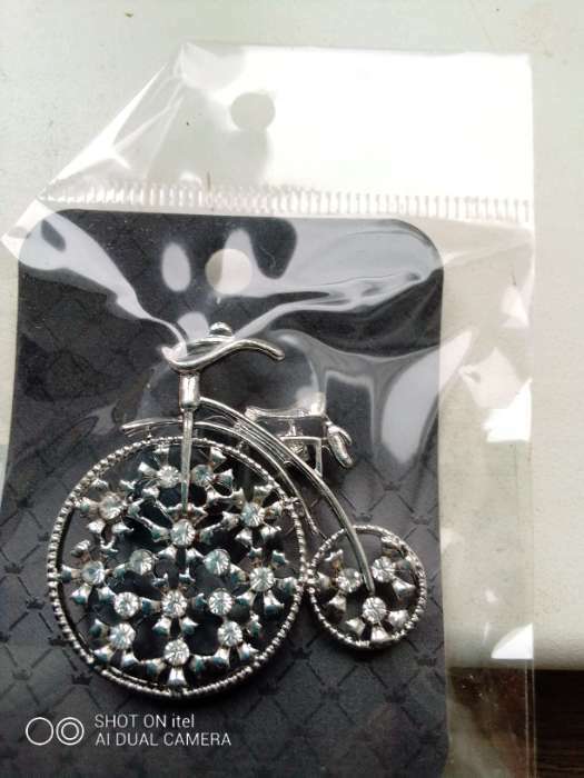 Фотография покупателя товара Брошь «Велосипед» ретро, белая в серебре - Фото 3