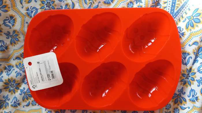 Фотография покупателя товара Форма для выпечки Доляна «Пасха. Пасхальные яйца», силикон, 32,5×19,5 см, 6 ячеек (9,7×6,8 см), цвет красный - Фото 1