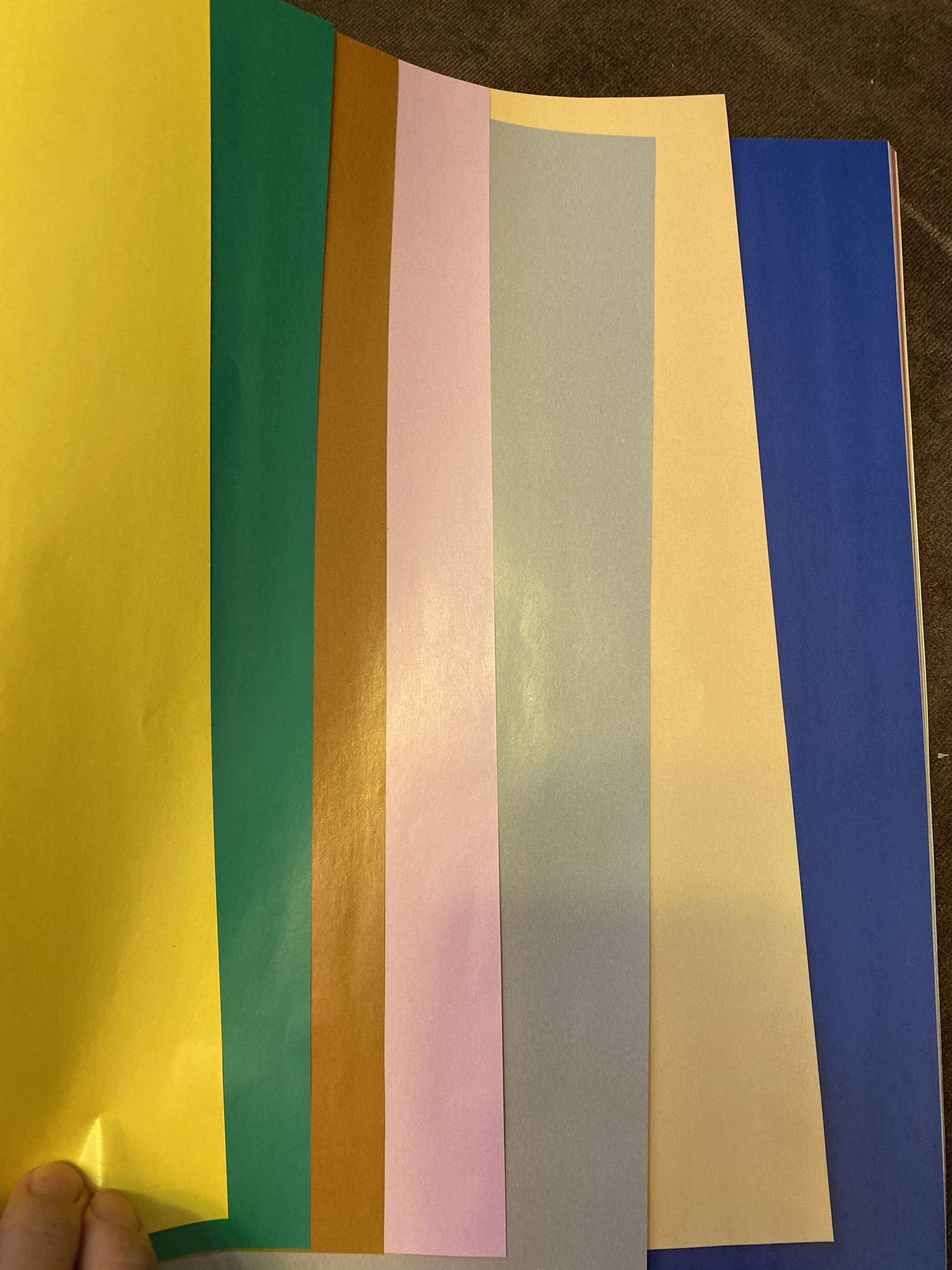 Фотография покупателя товара Бумага цветная двусторонняя А4, 48 листов, 24 цвета "Космические приключения", мелованная, в папке - Фото 3