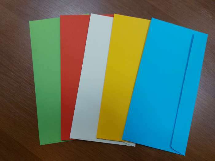 Фотография покупателя товара Конверт С65 114 х 229 мм, цветной, без подсказа, без окна, отрывная лента, 120 г/м2, цвета: кремовый, жёлтый, красный, голубой, зелёный, МИКС - Фото 3