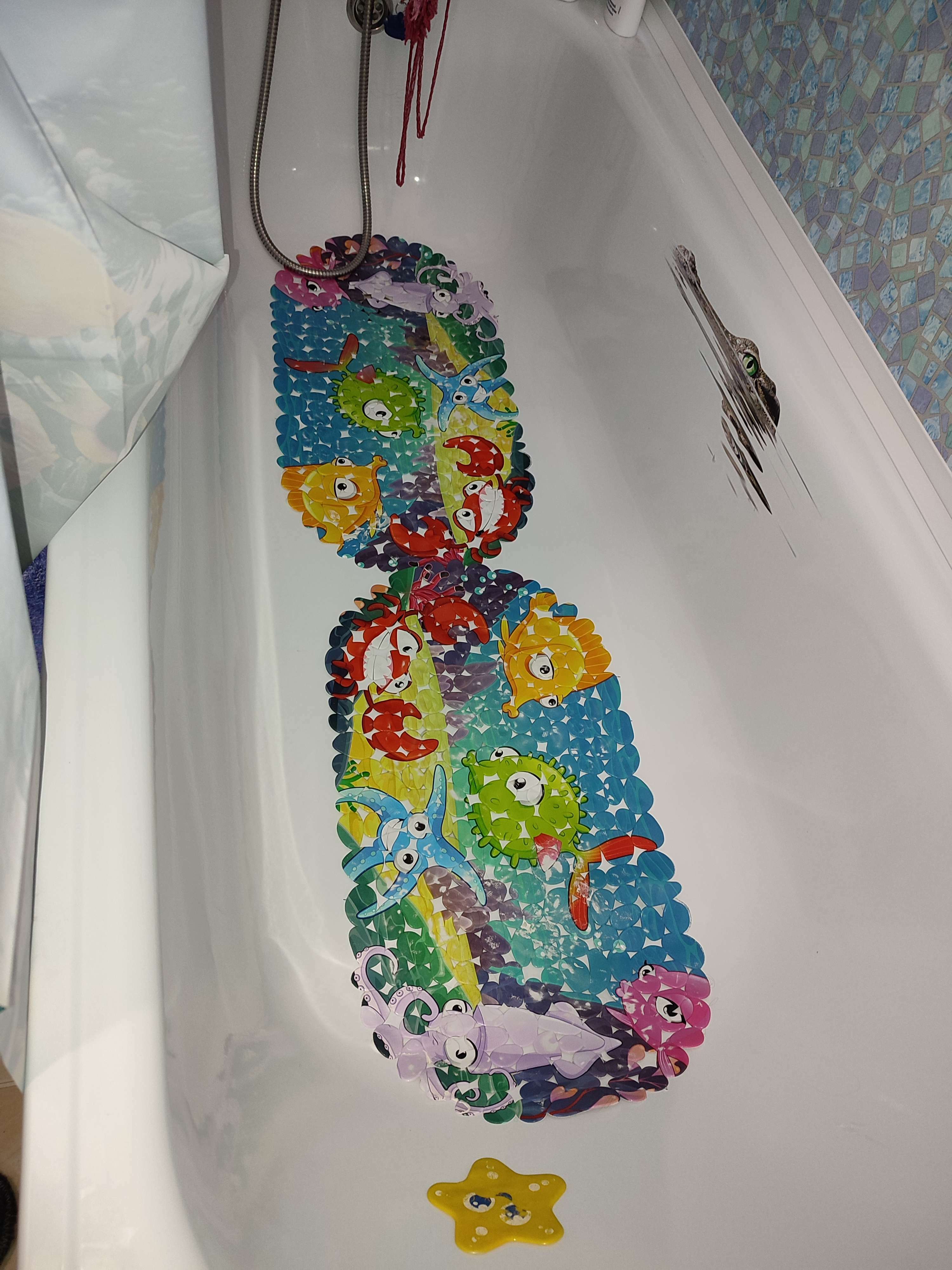Фотография покупателя товара Коврик противоскользящий СПА в ванну на присосках Доляна «Яркие рыбы», 35×68 см, галька - Фото 1