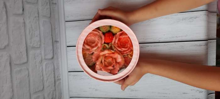 Фотография покупателя товара Коробка для макарун, кондитерская упаковка тубус с окном, «Розовые цветы» 12 х 12 х 5 см - Фото 18