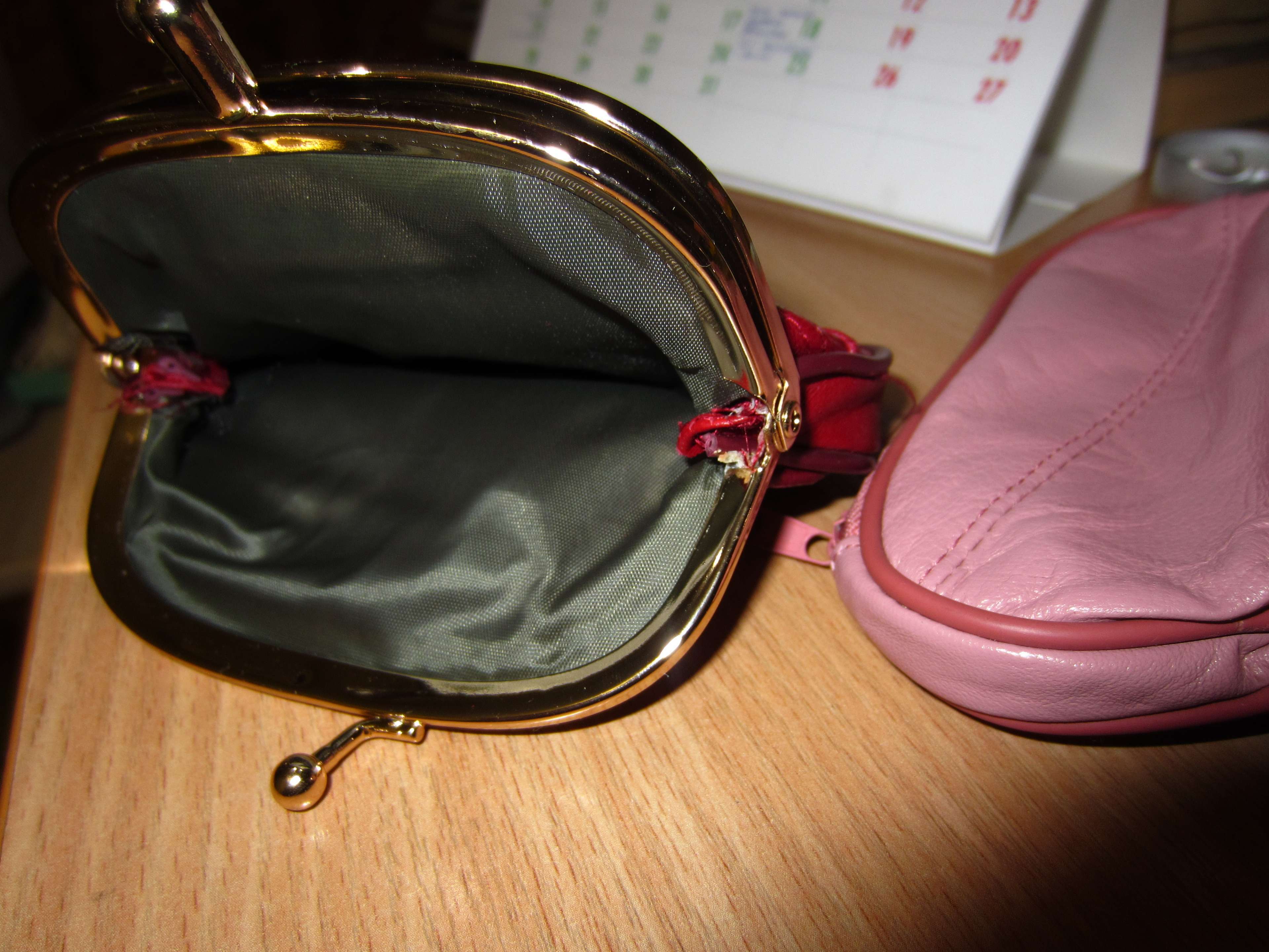Фотография покупателя товара Косметичка-фермуар, 2 отдела на рамке, наружный карман, цвет бордовый - Фото 3