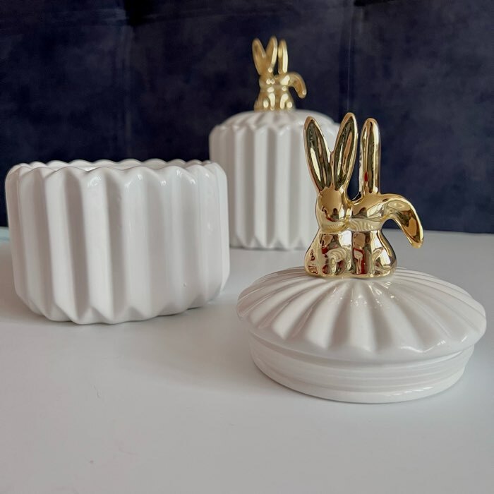 Фотография покупателя товара Банка керамическая для сыпучих продуктов Доляна «Золотой зайка», 1,1 л, цвет белый
