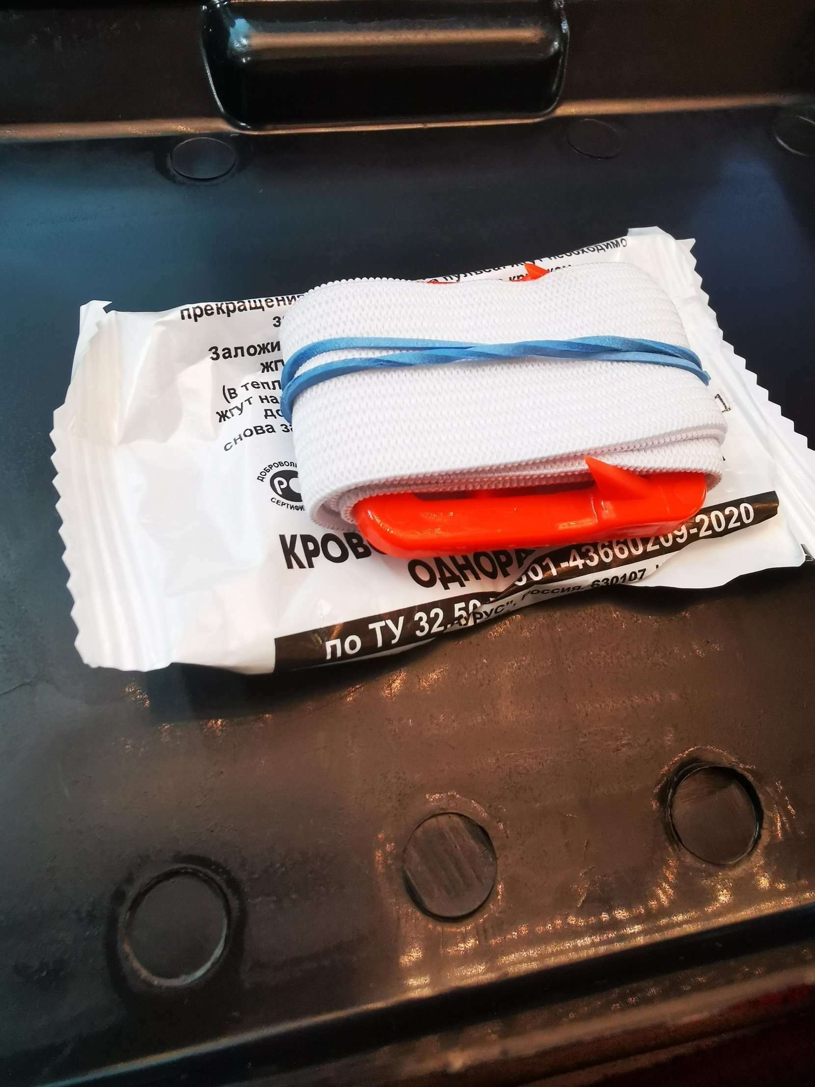 Фотография покупателя товара Жгут медицинский кровоостанавливающий, с пряжкой и крючком, 60 х 2,5 см - Фото 2