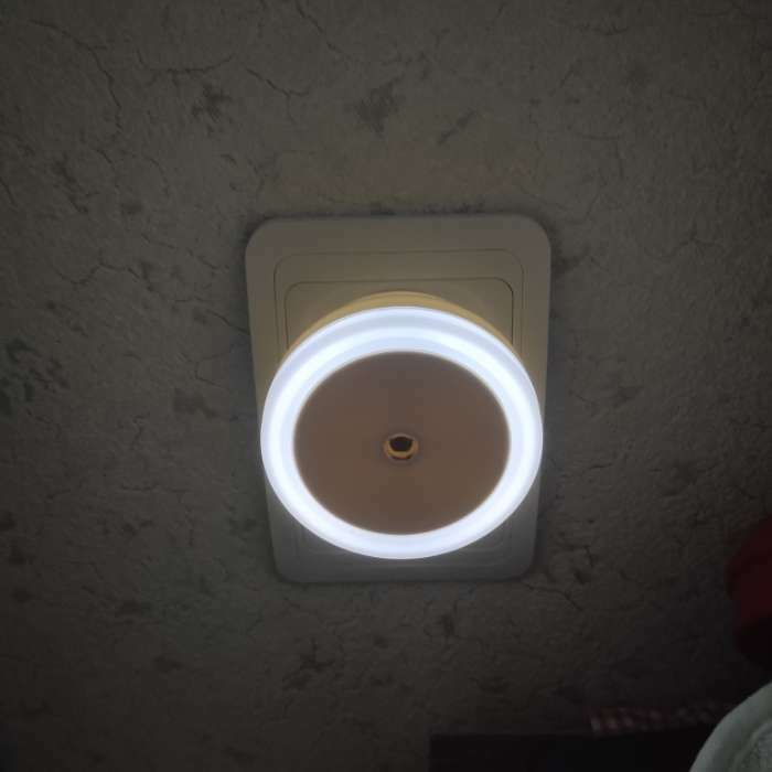 Фотография покупателя товара Ночник "Круг" LED реагирует на темноту, белый 6,5х6,5х5 см RISALUX - Фото 3