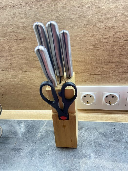 Фотография покупателя товара Набор ножей кухонных на подставке «Блеск стали», 6 предметов: 5 ножей лезвие 9,5 см, 13 см, 13,5 см, 20,5 см, 20,5 см, ножницы - Фото 2