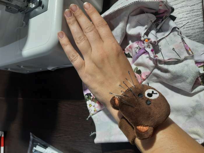 Фотография покупателя товара Игольница на браслете «Мишка», 23 × 6,5 см, цвет коричневый - Фото 2