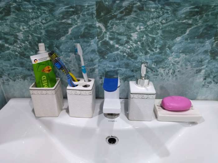 Фотография покупателя товара Набор аксессуаров для ванной комнаты «Завитки», 4 предмета (мыльница, дозатор для мыла, 2 стакана), цвет белый
