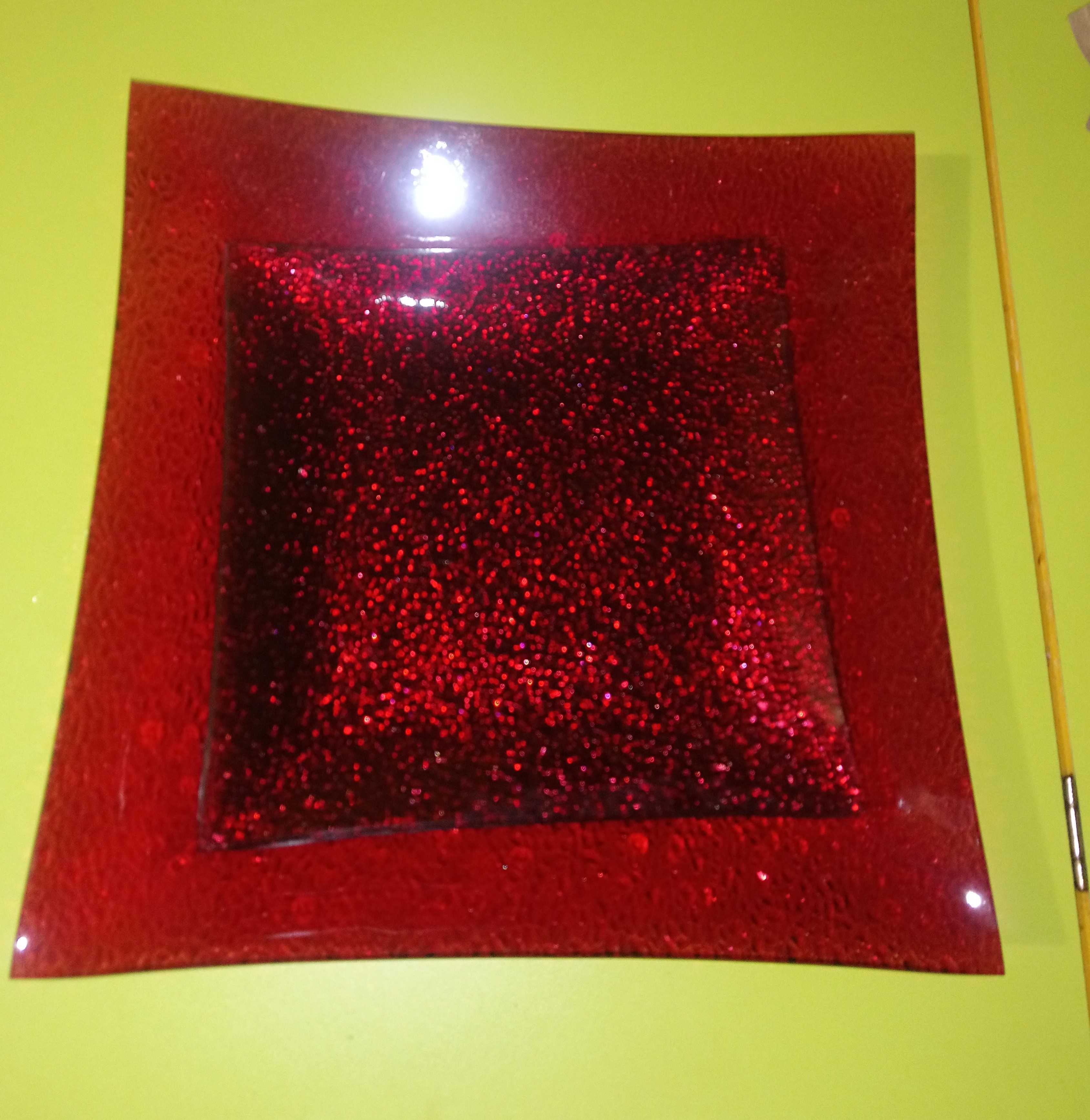 Фотография покупателя товара Сервиз столовый 7 предметов: 1 тарелка 29,5×29,5 см, 6 тарелок 19,5×19,5 см, цвет красный, подарочная упаковка