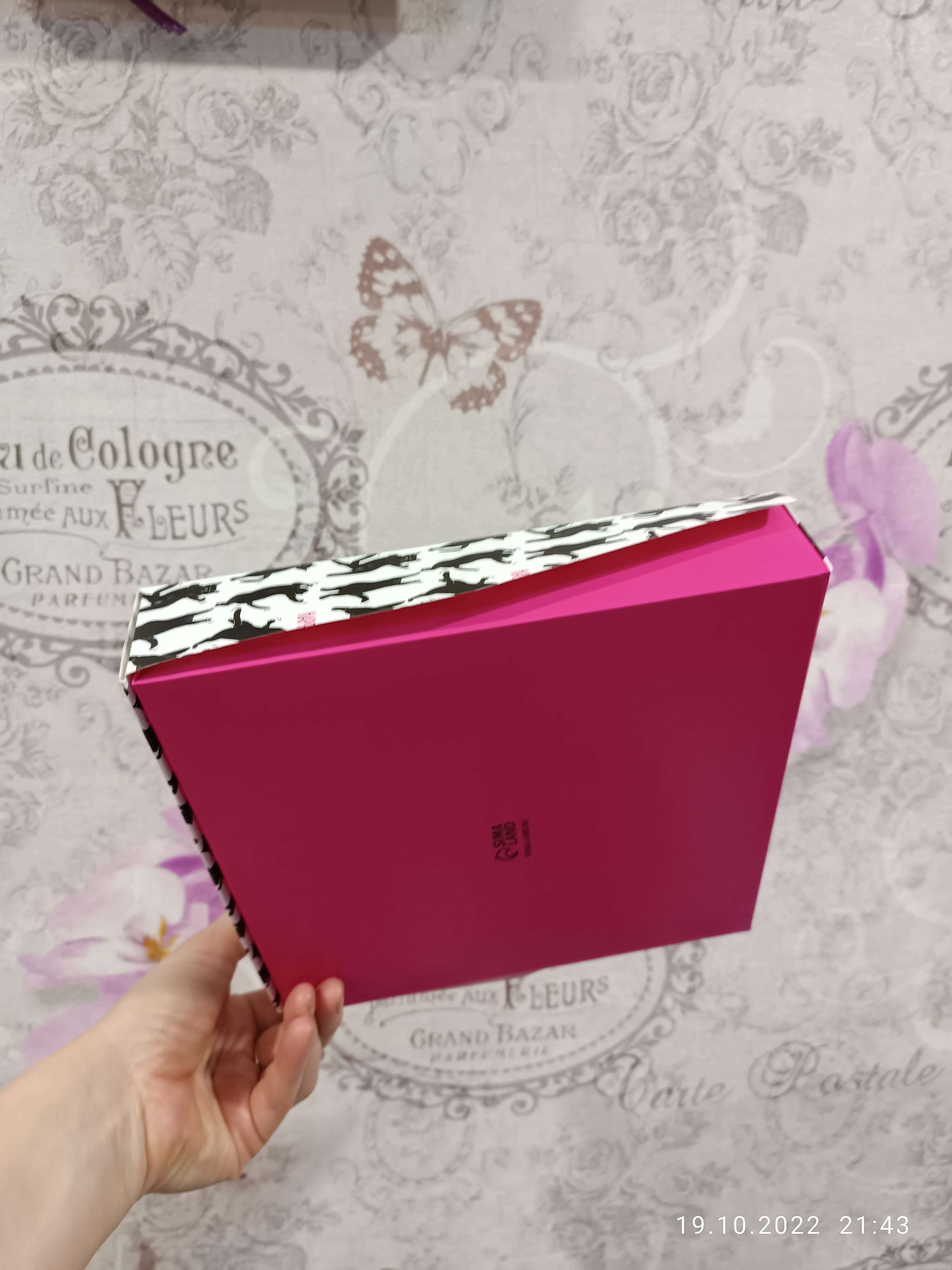 Фотография покупателя товара Кондитерская упаковка, коробка с ламинацией «Котики», 20×20×4 см - Фото 2