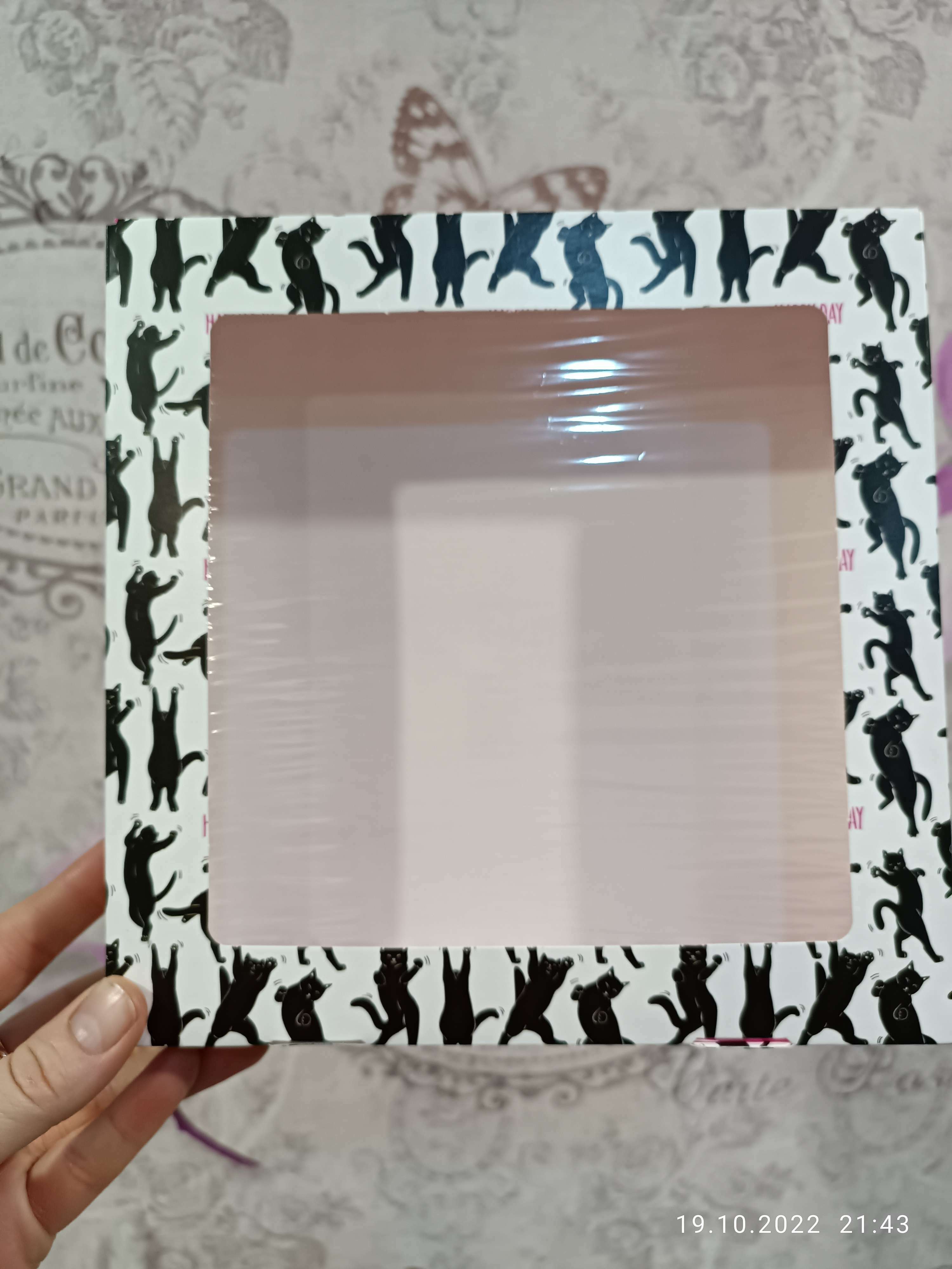 Фотография покупателя товара Кондитерская упаковка, коробка с ламинацией «Котики», 20×20×4 см - Фото 1