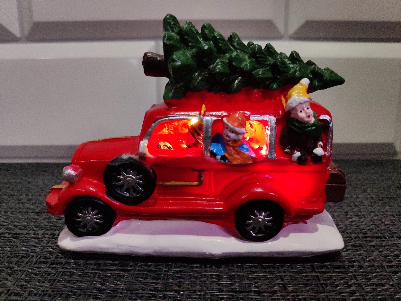 Фотография покупателя товара Светодиодная фигура «Автомобиль с ёлкой», керамика, батарейки AG10х3, свечение тёплое белое - Фото 7