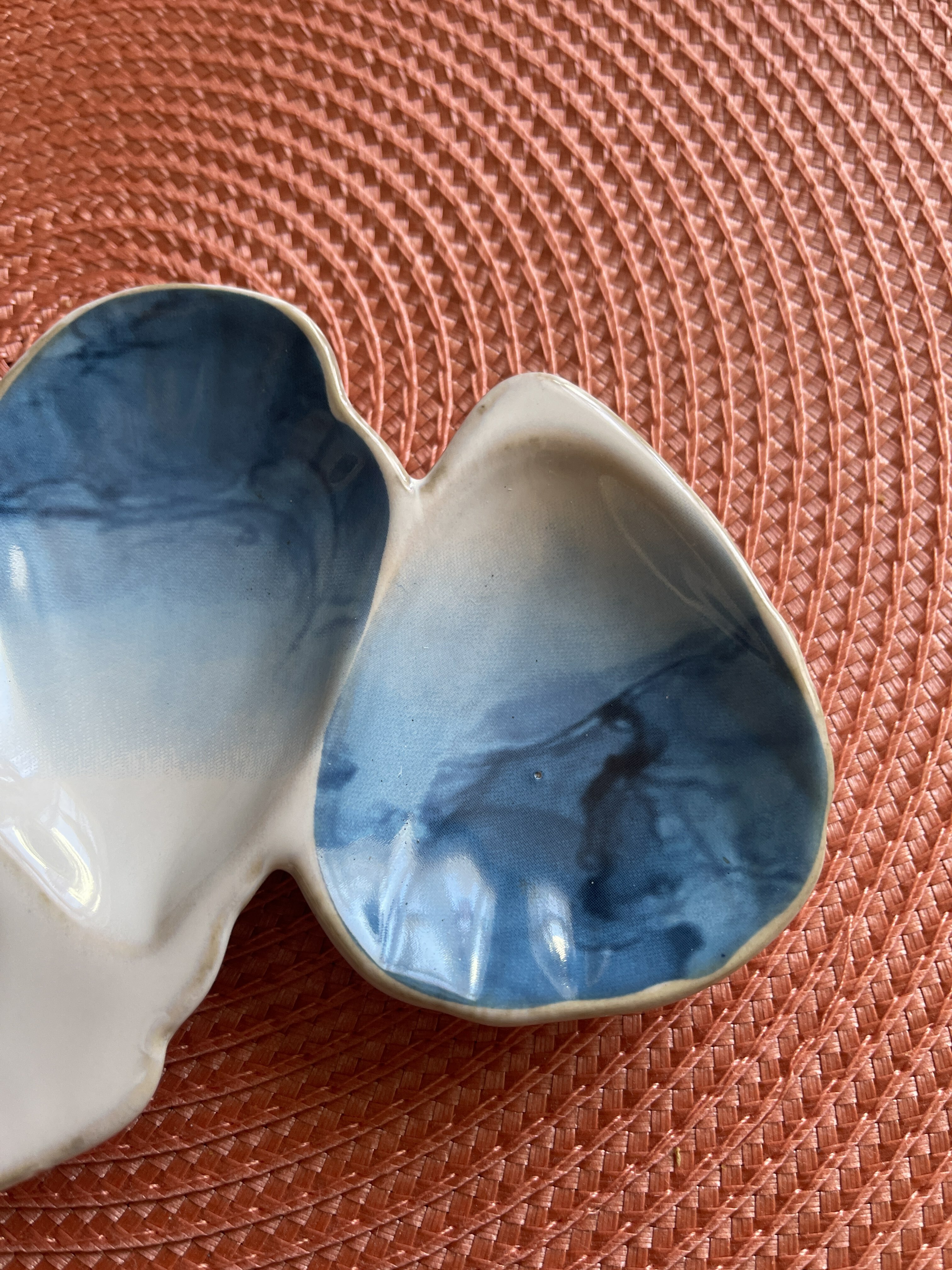 Фотография покупателя товара Менажница керамическая «Морская ракушка», 12 х 20 см, цвет белый-голубой - Фото 4