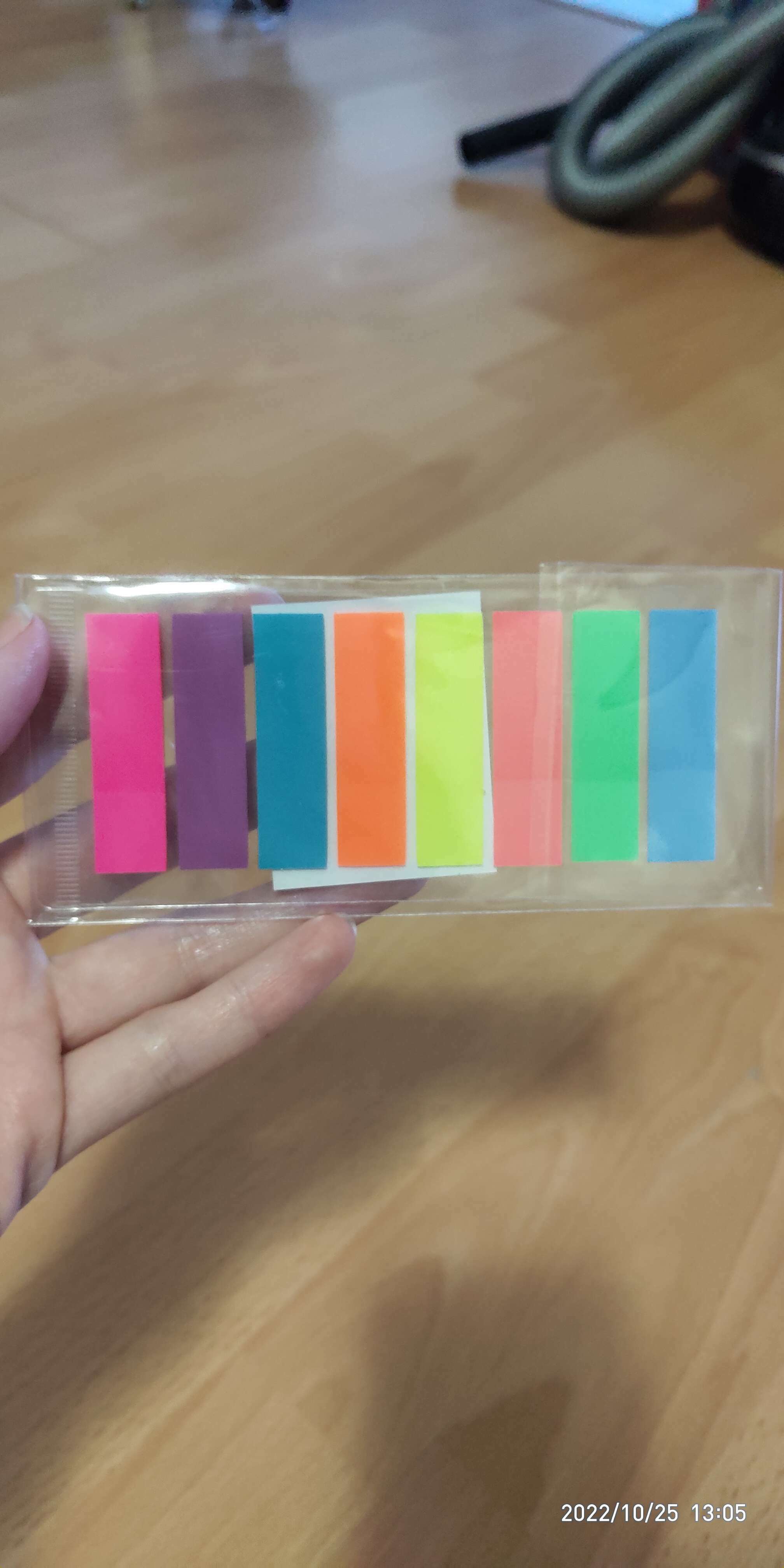 Фотография покупателя товара Блок-закладка с липким краем 12 мм х 45 мм, пластик, 8 цветов по 25 листов, флуоресцентный, в блистере