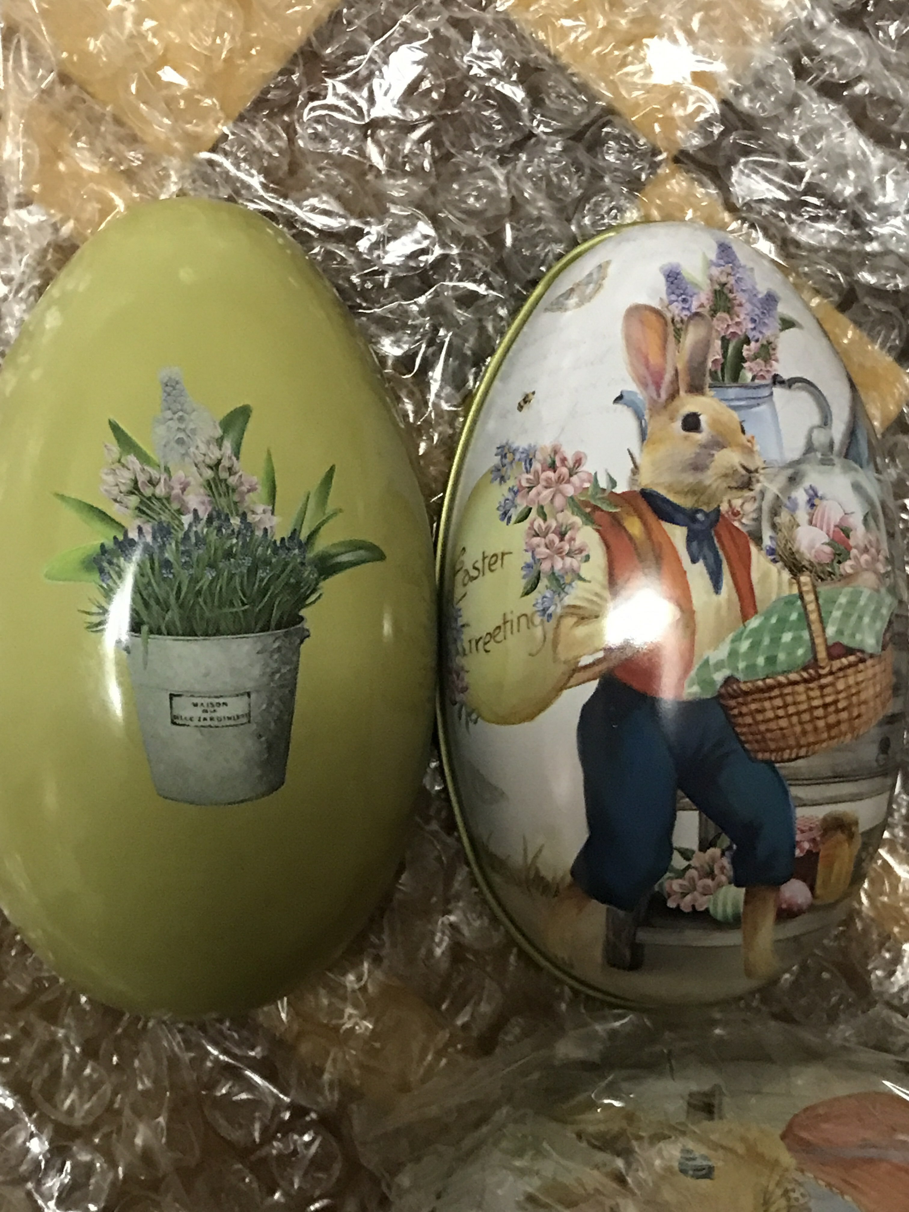 Фотография покупателя товара Шкатулка металл яйцо "Зайка-хозяйка с корзинкой яиц" 11х6,5х7 см - Фото 3