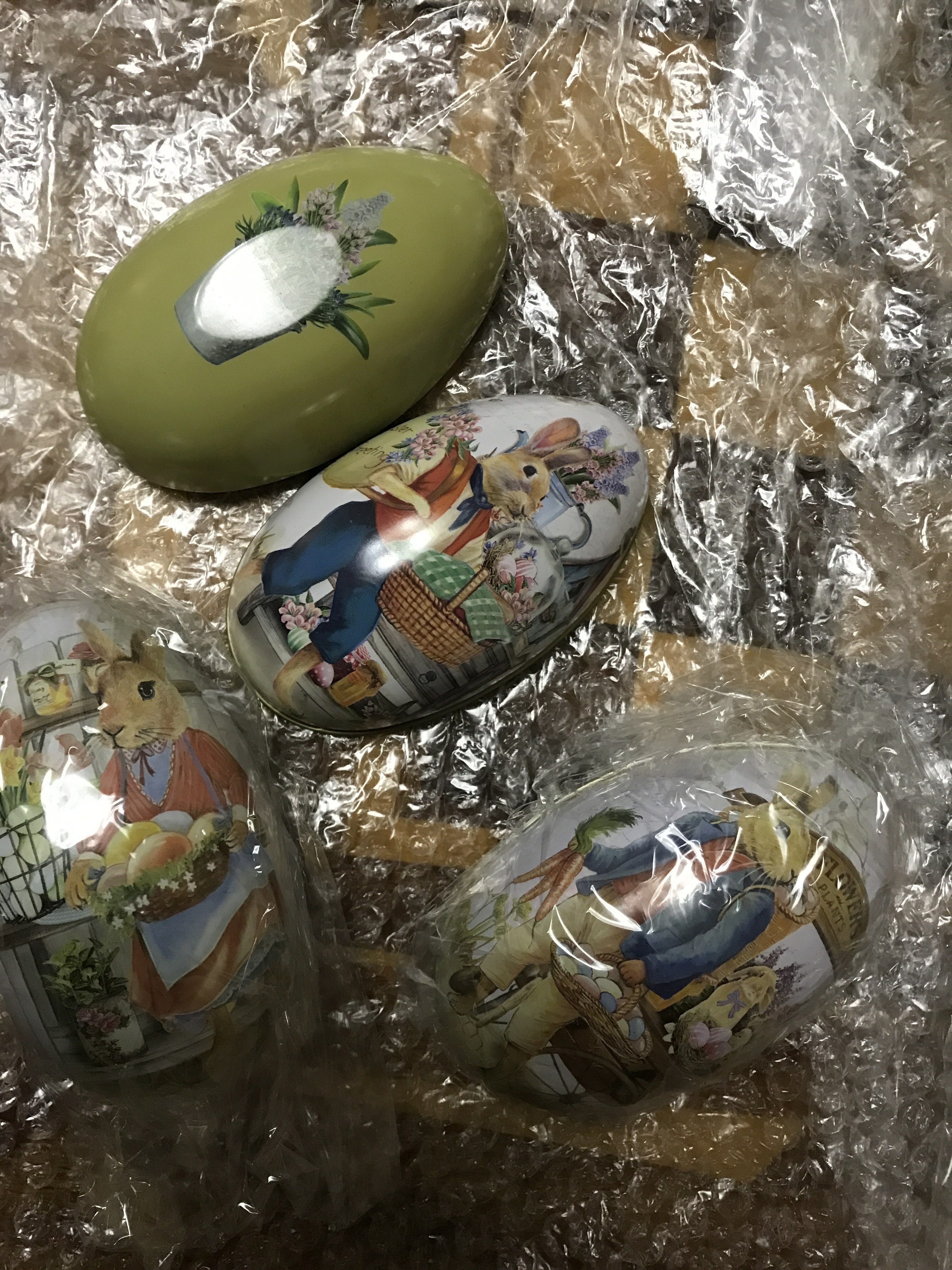 Фотография покупателя товара Шкатулка металл яйцо "Зайка-хозяйка с корзинкой яиц" 11х6,5х7 см - Фото 1