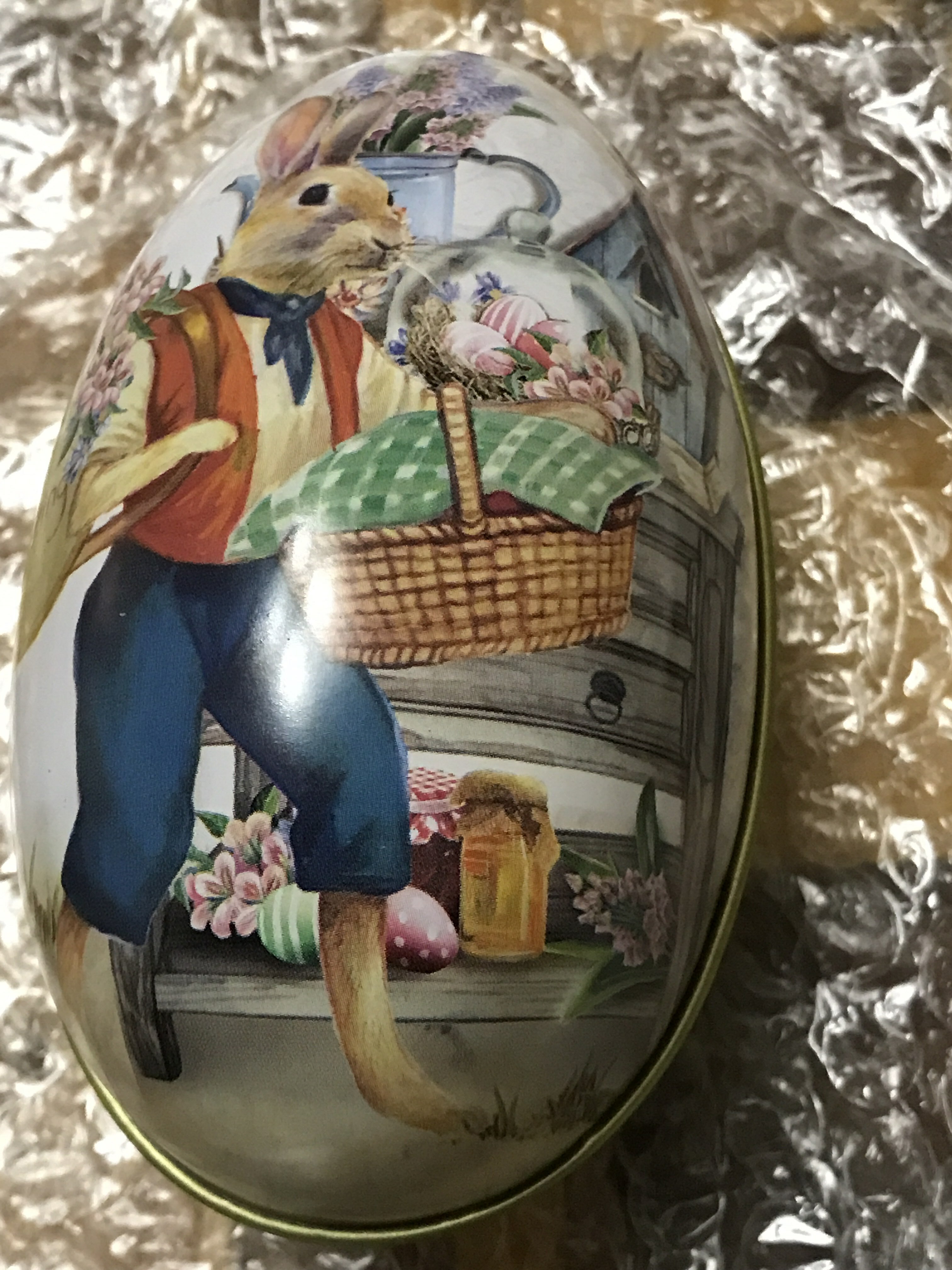 Фотография покупателя товара Шкатулка металл яйцо "Заяц с корзиной крашенных яиц" 11х6,5х7 см - Фото 1
