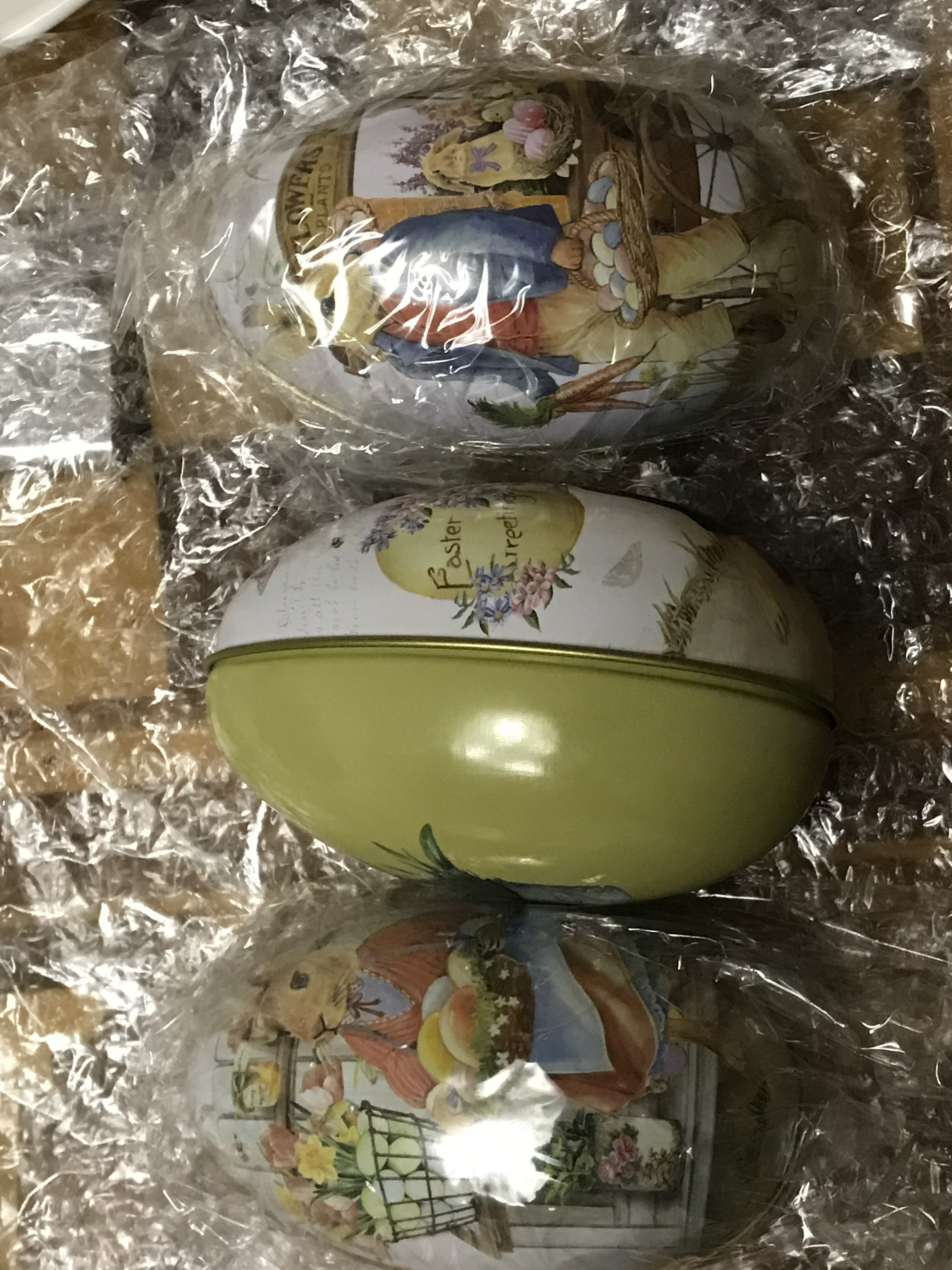 Фотография покупателя товара Шкатулка металл яйцо "Заяц с корзиной крашенных яиц" 11х6,5х7 см - Фото 2