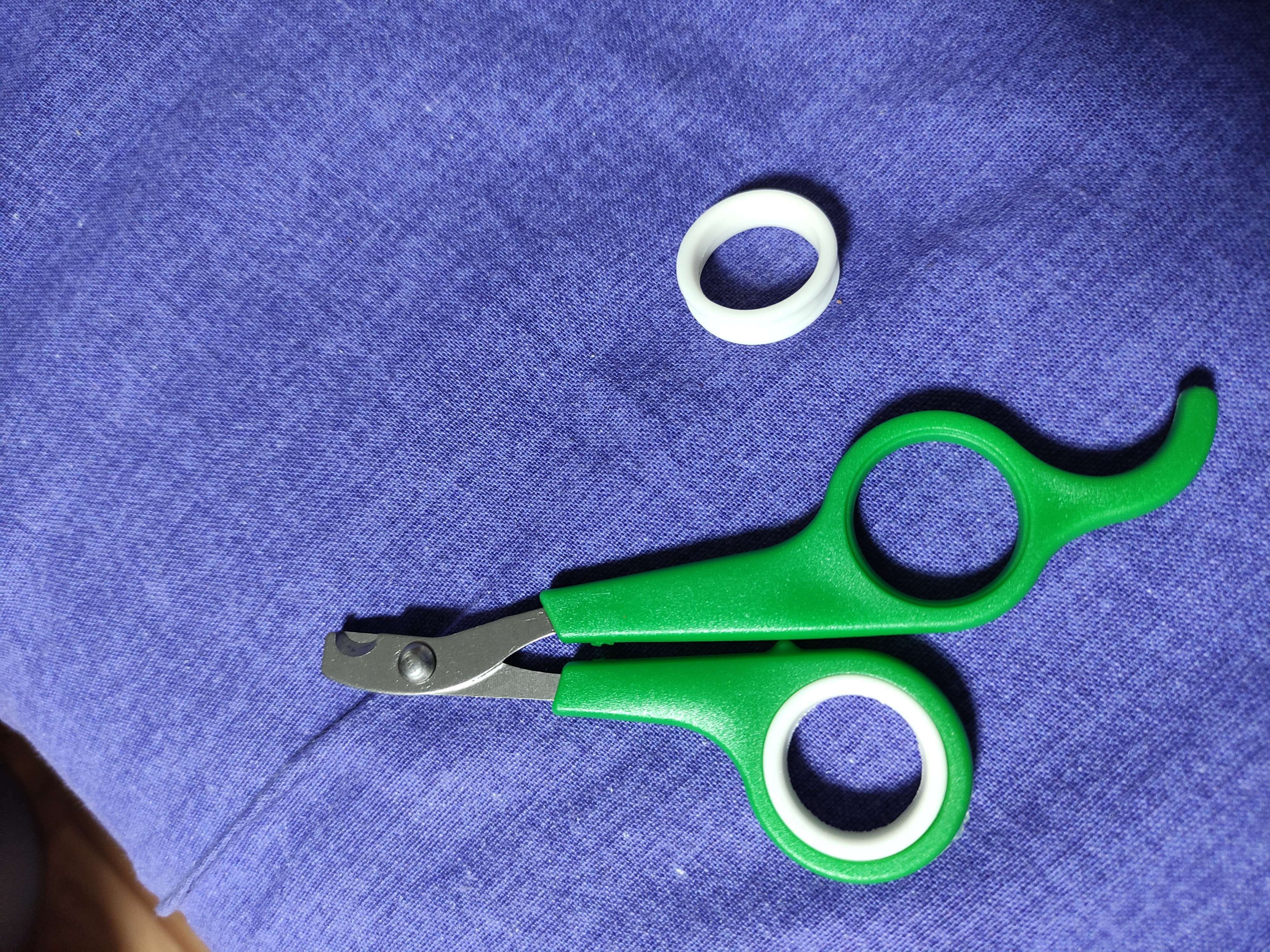 Фотография покупателя товара Ножницы-когтерезы с упором для пальца, отверстие 6 мм, зелёные с белым - Фото 5