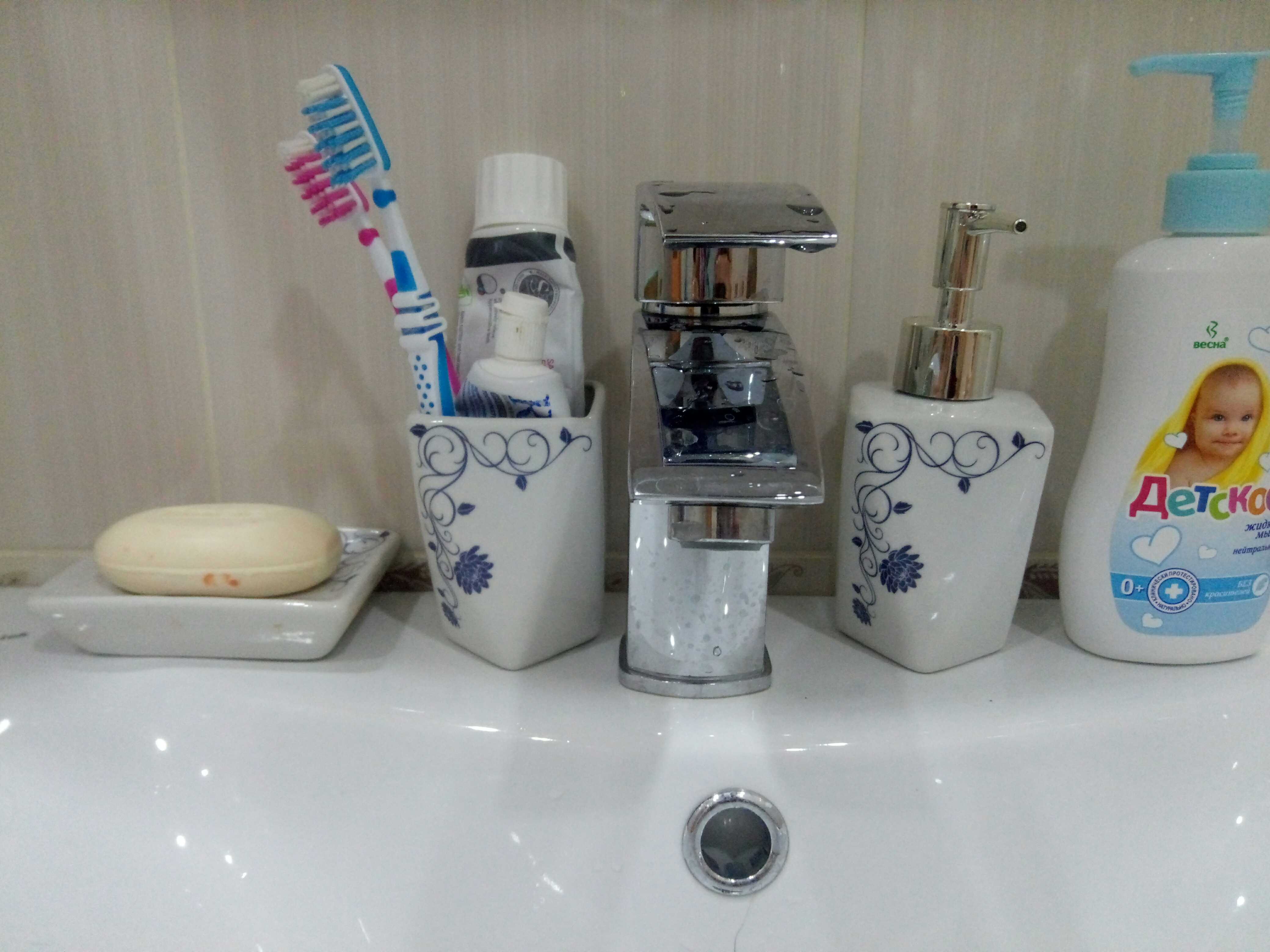 Фотография покупателя товара Набор аксессуаров для ванной комнаты «Пейзаж. Сад», 4 предмета (дозатор 250 мл, мыльница, 2 стакана), цвет белый - Фото 6