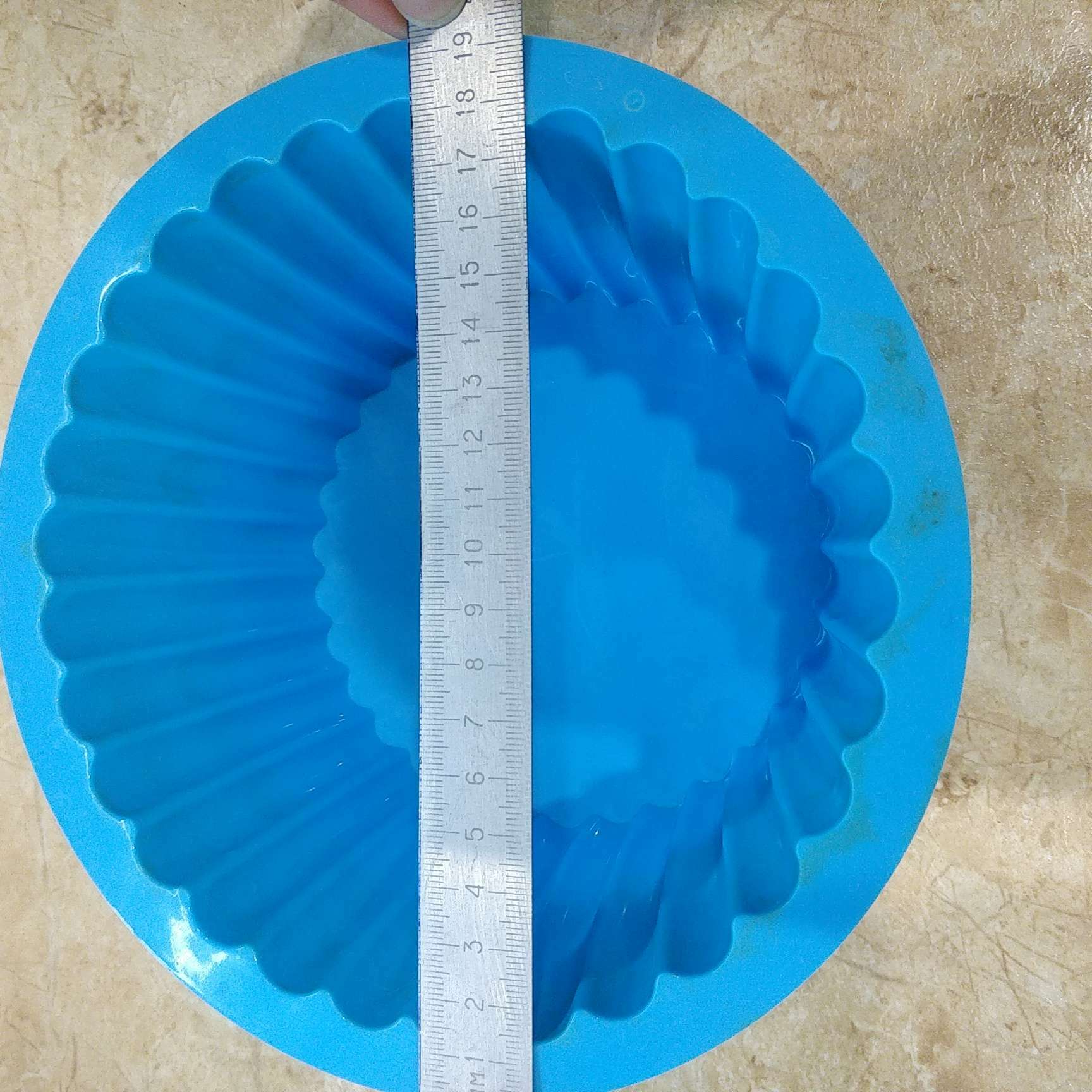 Фотография покупателя товара Форма для выпечки Доляна «Рифлёный круг», силикон, d=18,5 cм, цвет МИКС - Фото 1