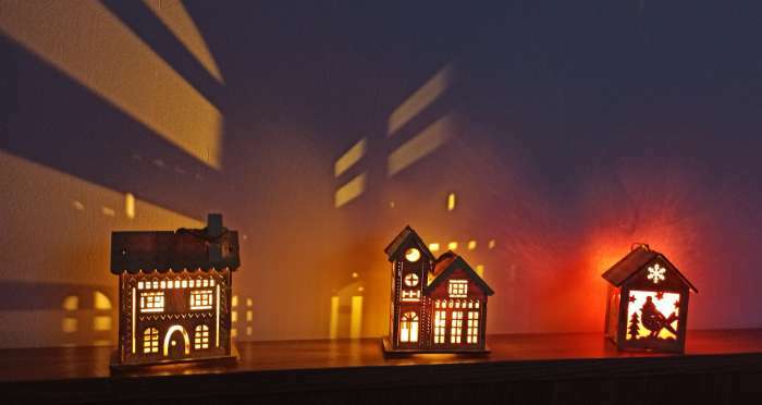 Фотография покупателя товара Ёлочная игрушка «Резной домик», от батареек, свечение тёплое белое - Фото 10