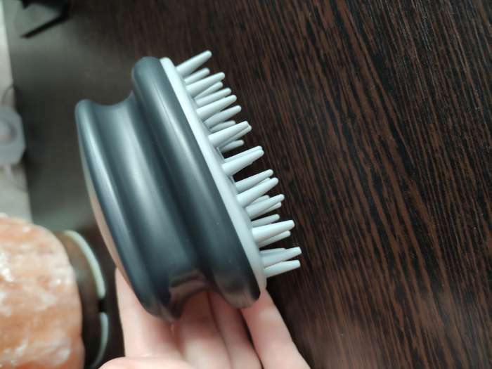 Фотография покупателя товара Щётка-массажёр для мытья головы, 10 × 6 × 6,2 см, в блистере, цвет МИКС - Фото 5