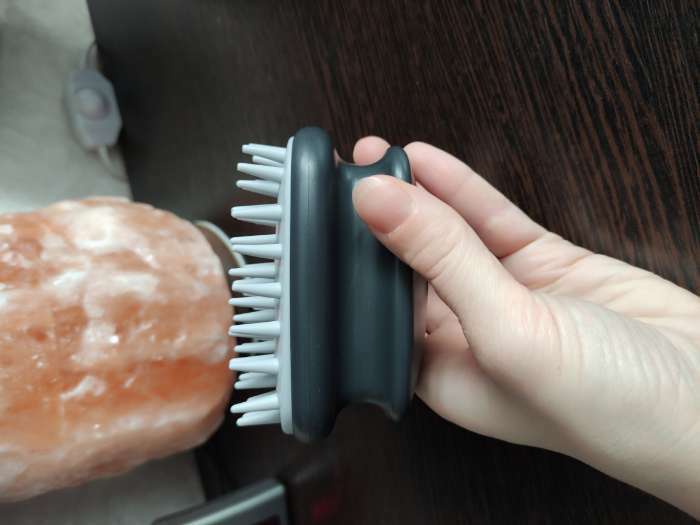 Фотография покупателя товара Щётка-массажёр для мытья головы, 10 × 6 × 6,2 см, в блистере, цвет МИКС - Фото 6