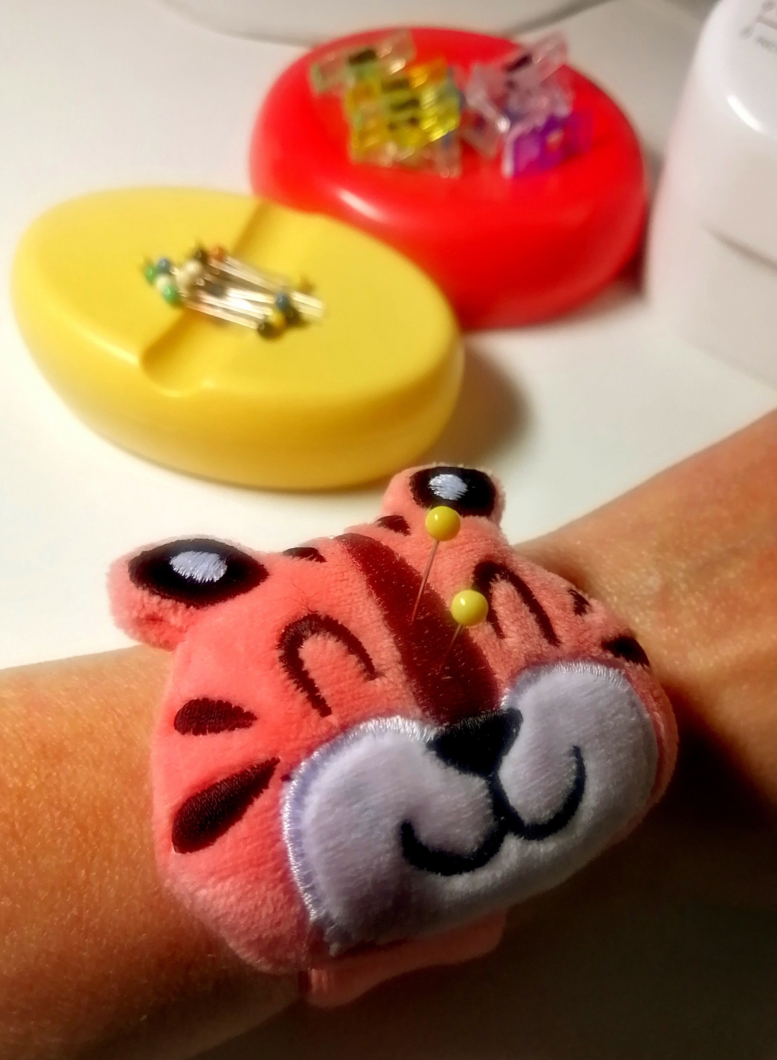 Фотография покупателя товара Игольница на браслете «Тигр», 23 × 6,5 см, цвет розовый - Фото 2