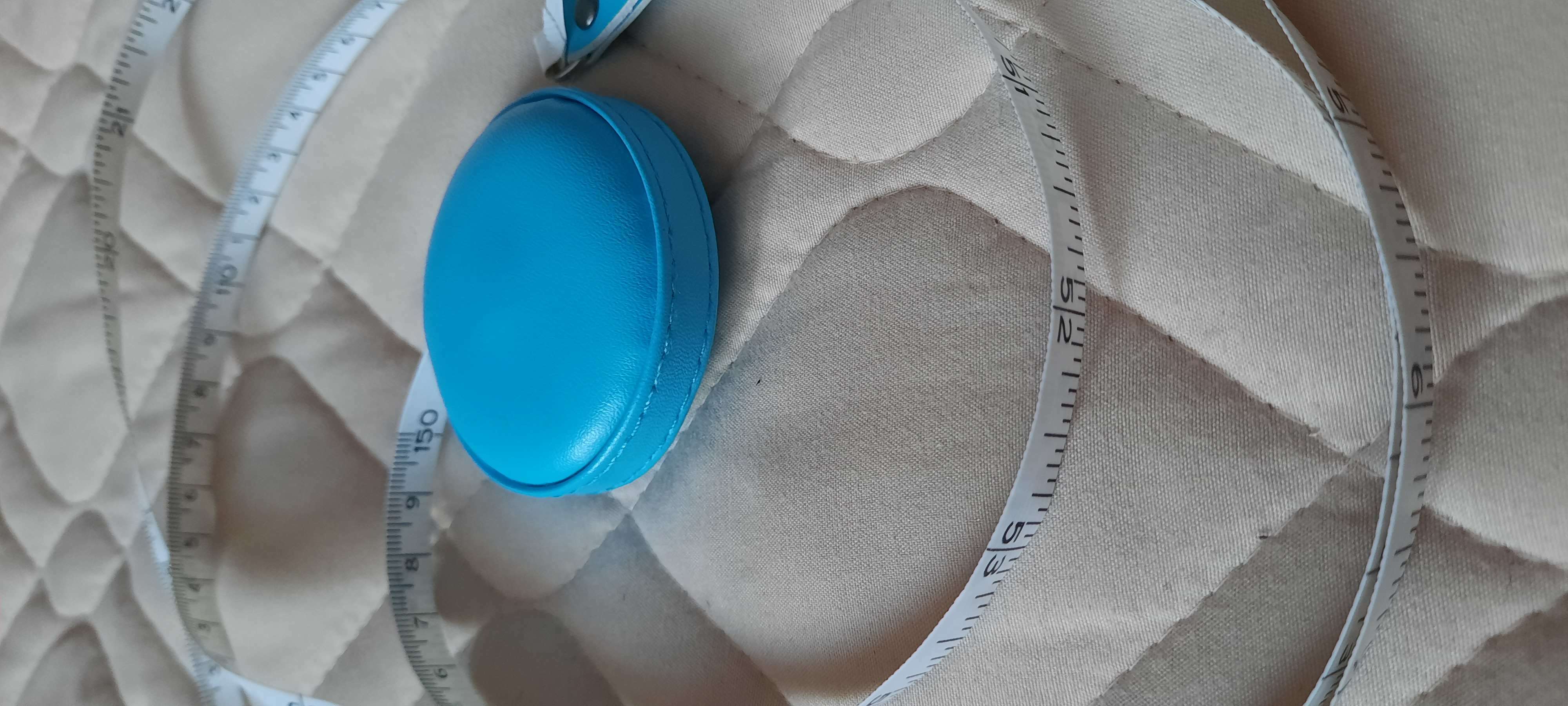 Фотография покупателя товара Сантиметровая рулетка портновская, искусственная кожа, 150 см (см/дюймы), цвет голубой - Фото 4
