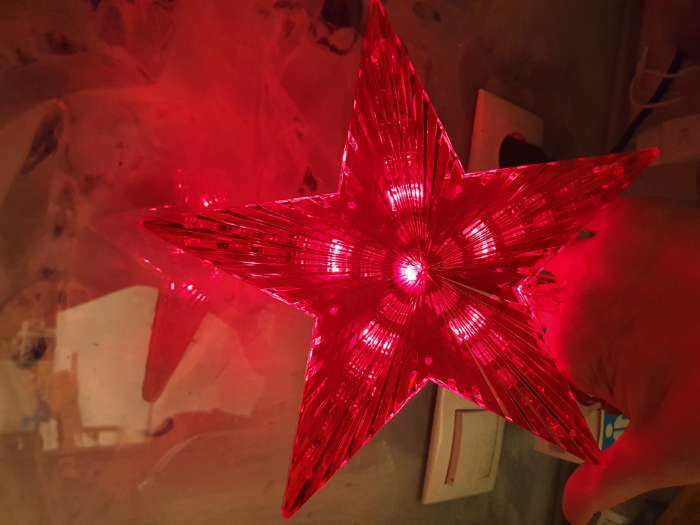 Фотография покупателя товара Светодиодная верхушка на ёлку «Звезда красная» 22 см, 30 LED, провод 2 метра, 220 В, свечение красное - Фото 19