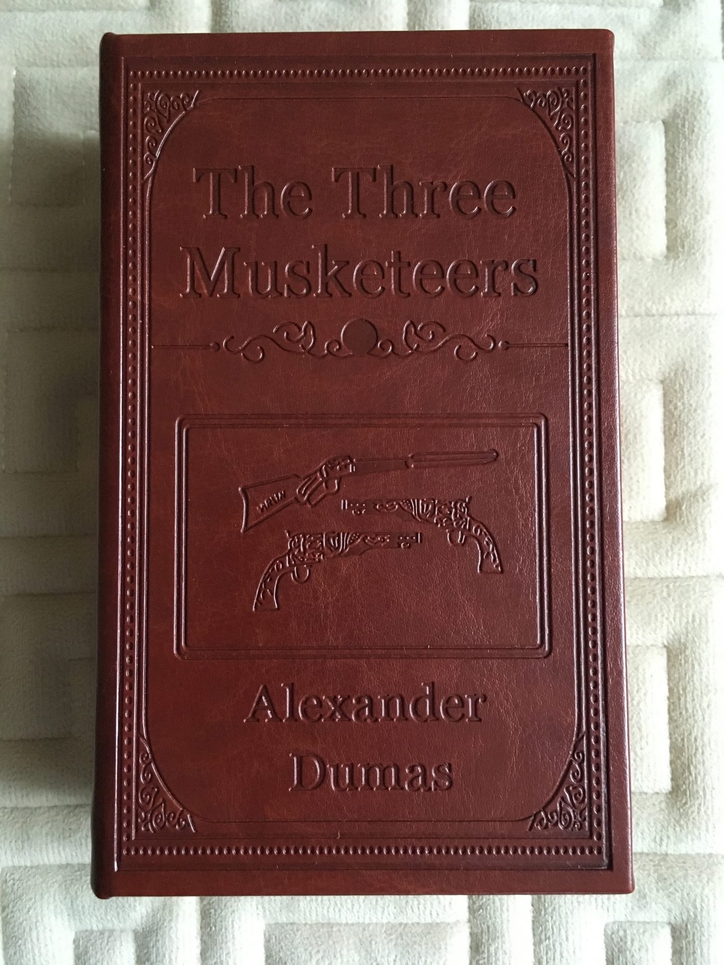 Фотография покупателя товара Шкатулка-книга дерево "Три мушкетёра" кожзам 17х11х5 см - Фото 1