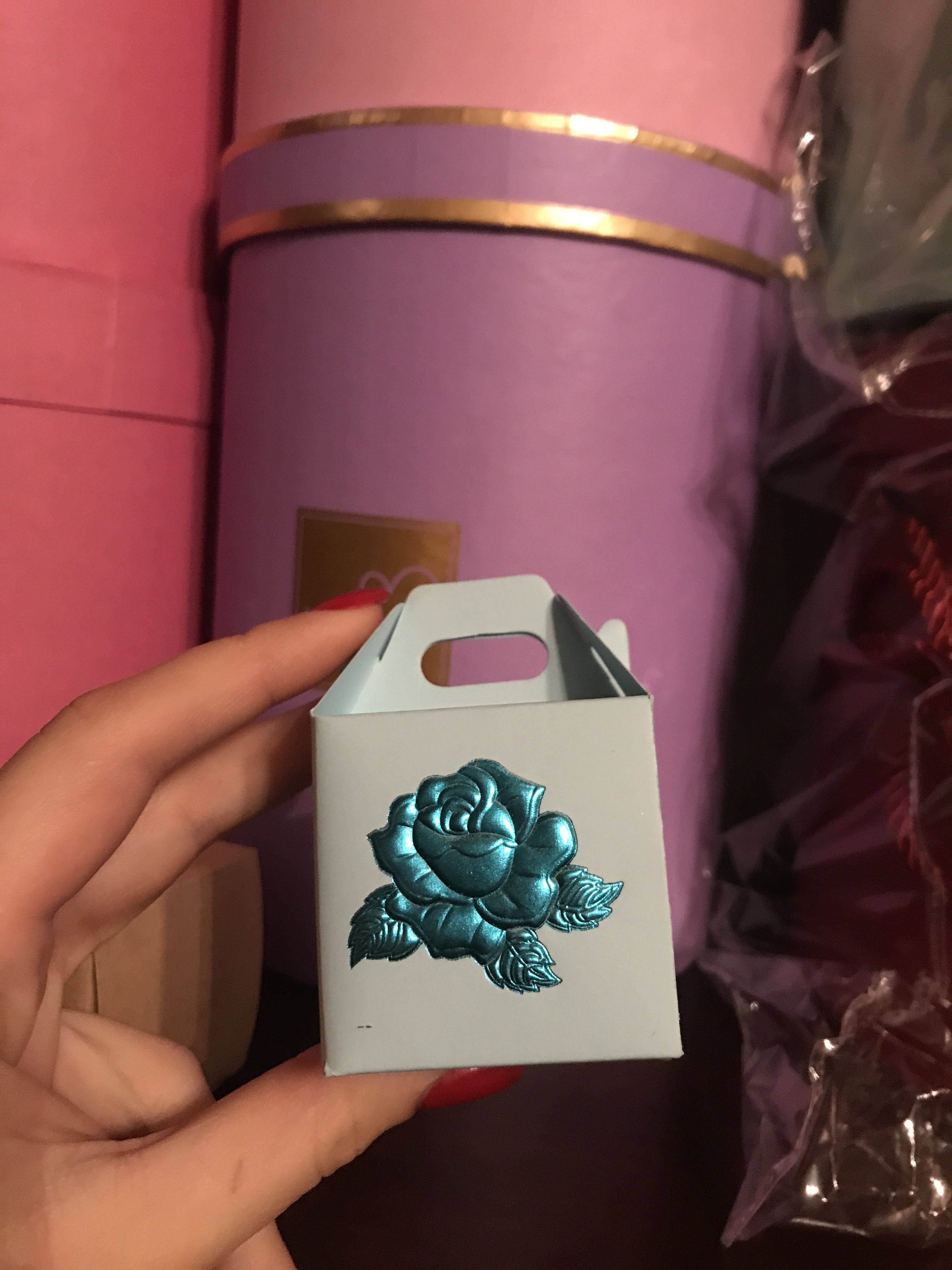 Фотография покупателя товара Коробочка подарочная под кольцо/серьги "Сундучок с розой", 5*5 (размер полезной части 4,5х4,5см), цвет МИКС - Фото 1