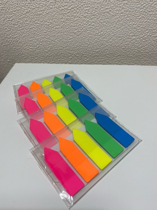 Фотография покупателя товара Блок-закладка с липким краем 12 мм х 45 мм, пластик, 5 цветов по 20 листов, неоновый - Фото 2