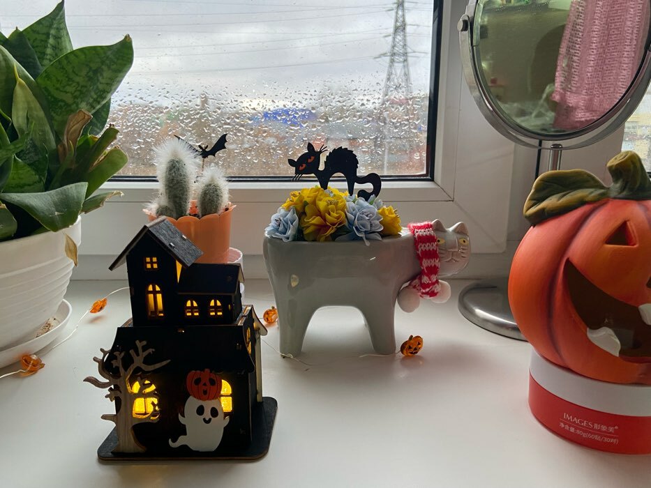 Фотография покупателя товара Светодиодная игрушка «Дом с привидением» 9 × 12 × 6 см, пластик, батарейки LR1130х3, свечение тёплое белое - Фото 1